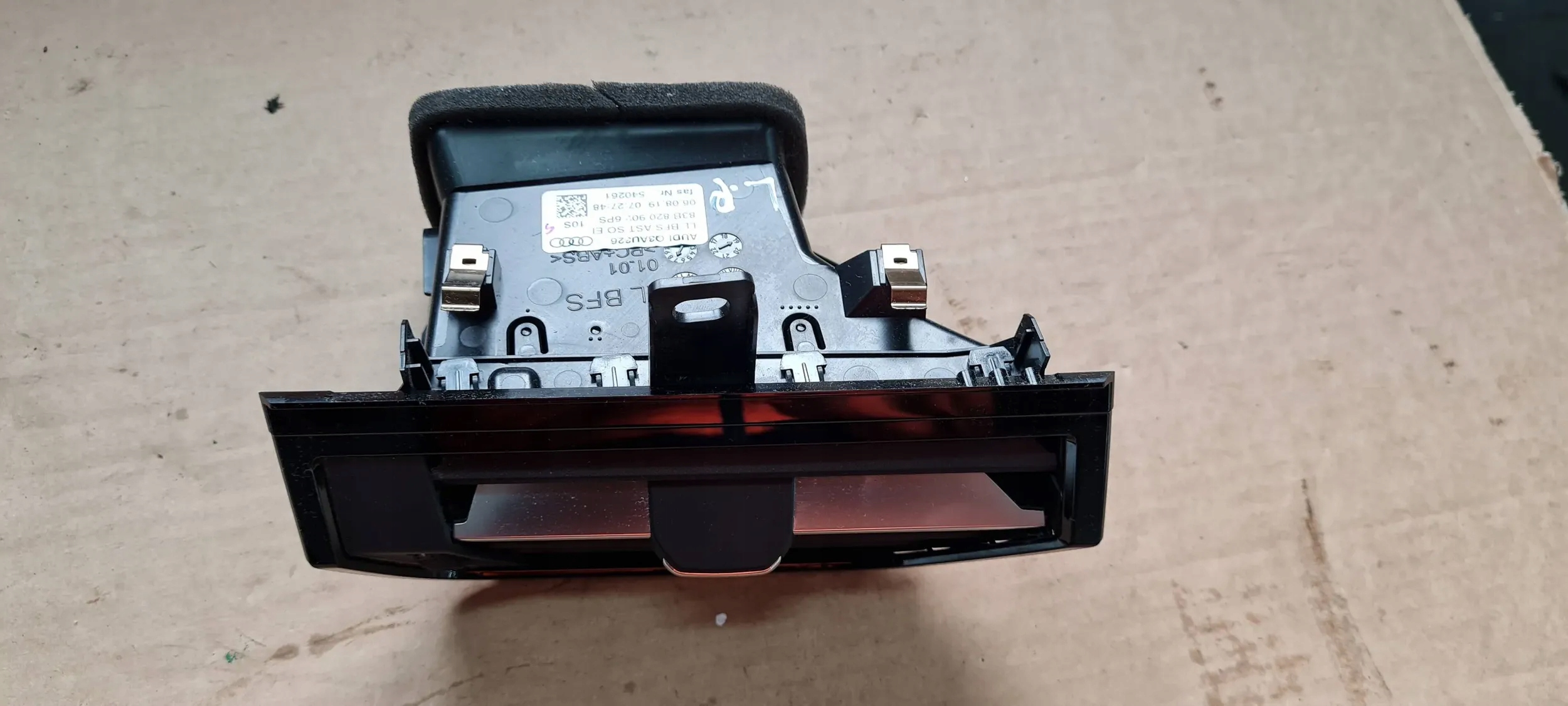 Q3 83A grid air conditioning devices right right front of the dashboard EU 83B820902
