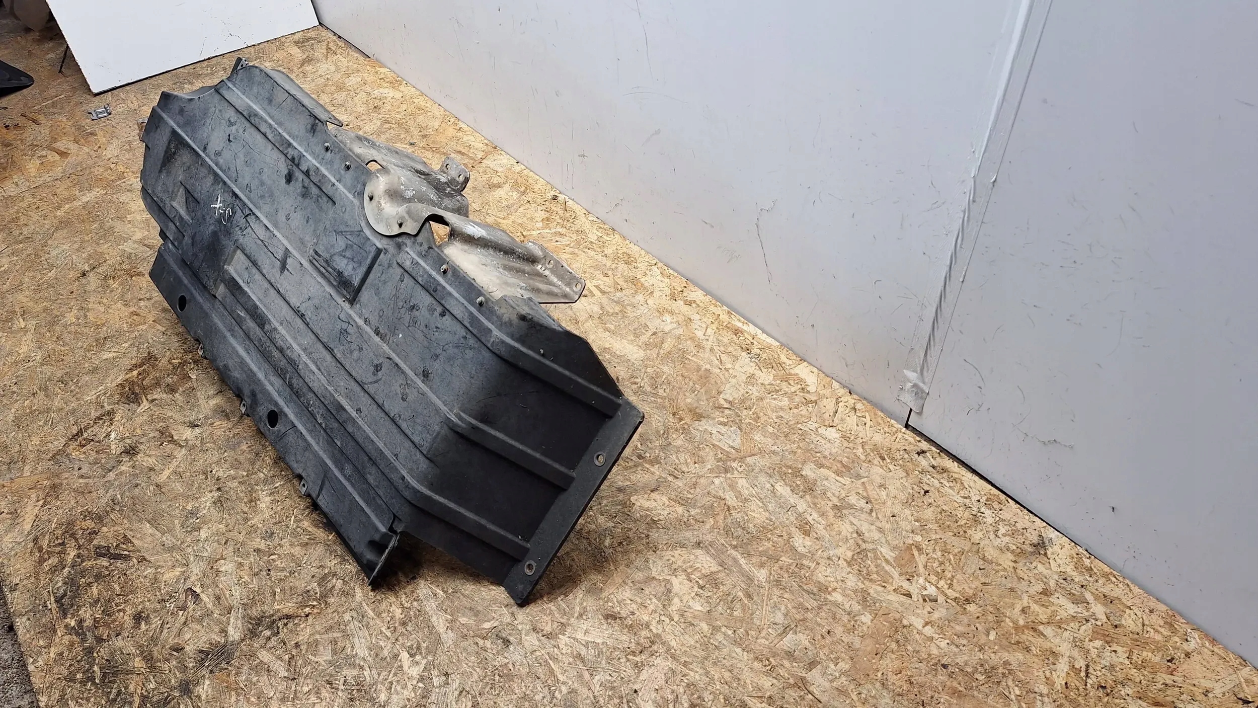 cover tanks chassis left 8408767 BMW X5 E53