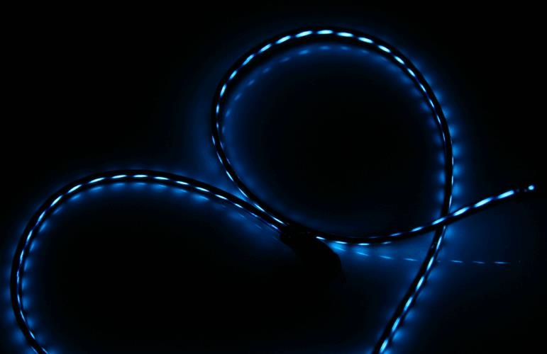 Dension - Przewód USB-Lightning dla iPhone z wyświetlaniem LED Model FLUC1LB