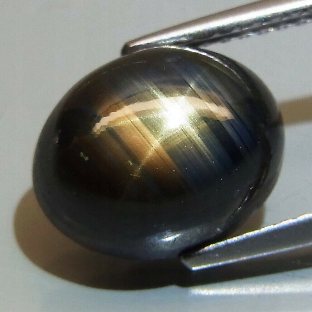 safír zářivý 8,8 mm, 6,87 karátový certifikát