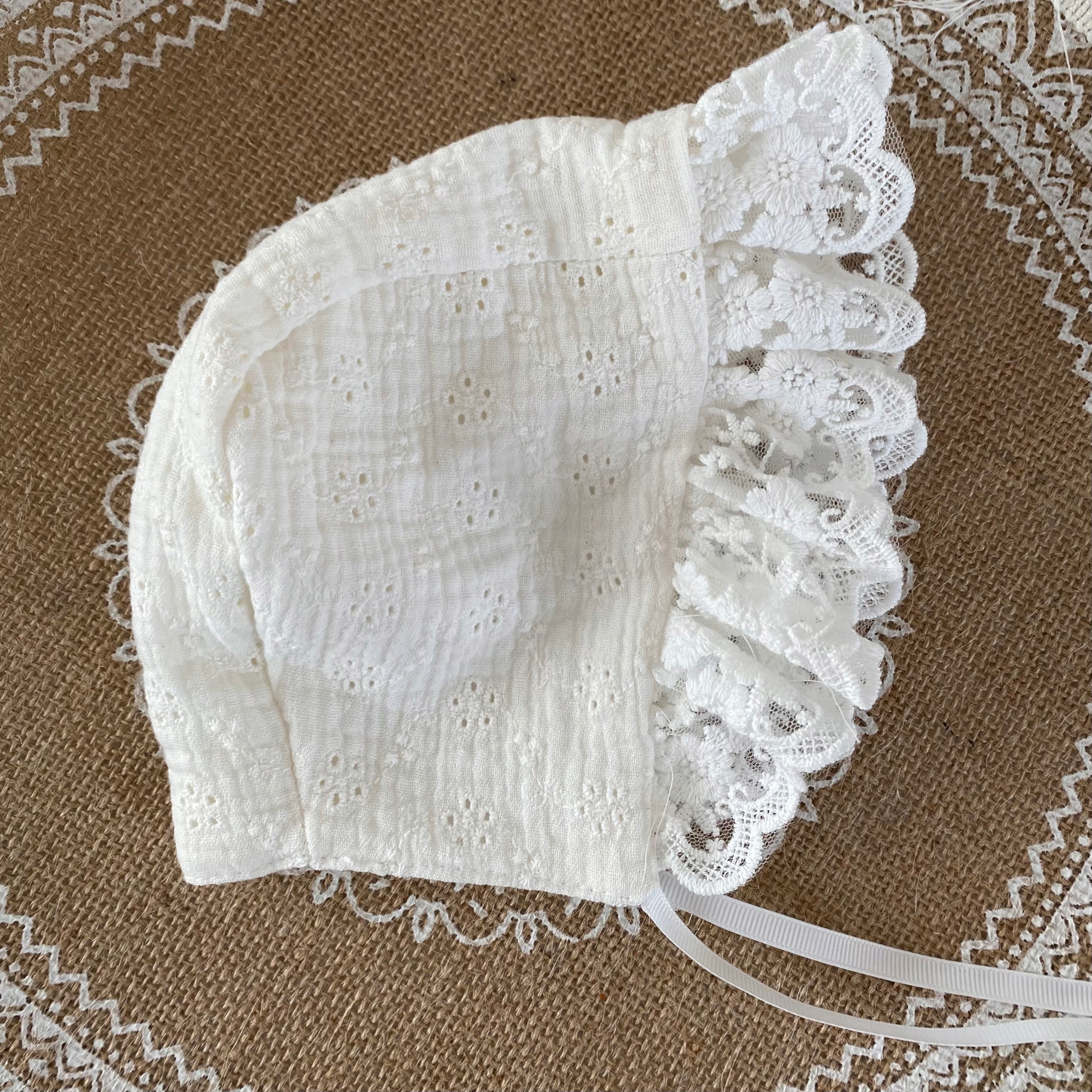 Bonetka czapeczka haftowana z koronką ecru, 2 - 5 mc Rozmiar 34-40 cm