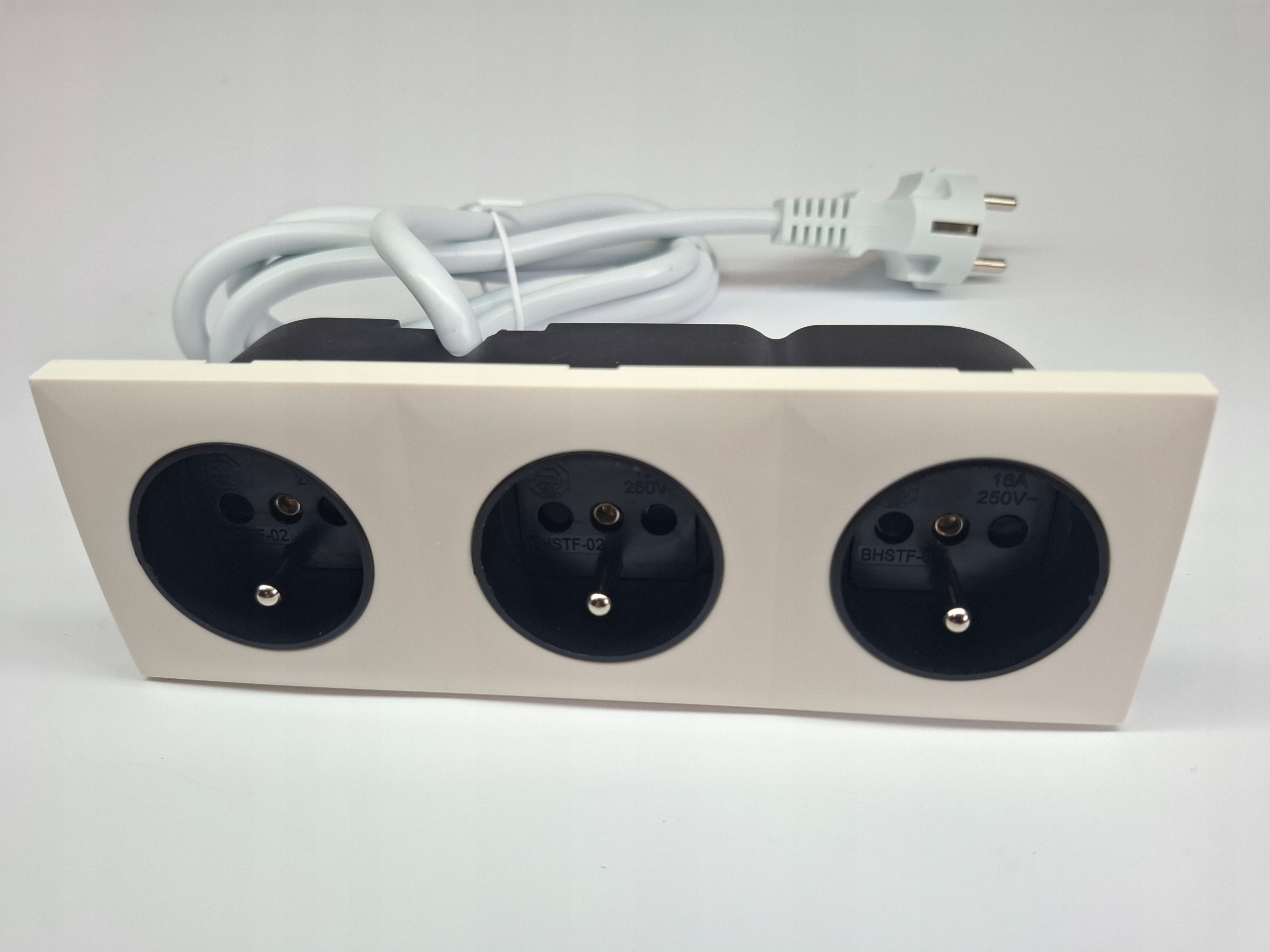 Trojitá zasouvací zásuvka 3x230V modulový nábytkový port ecru Altori