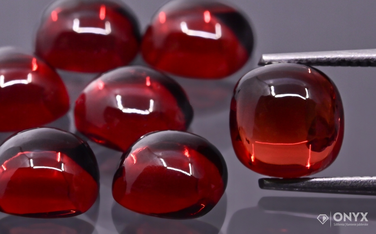 Granát Almandyn Aaa kabošon cushion 7x7 mm