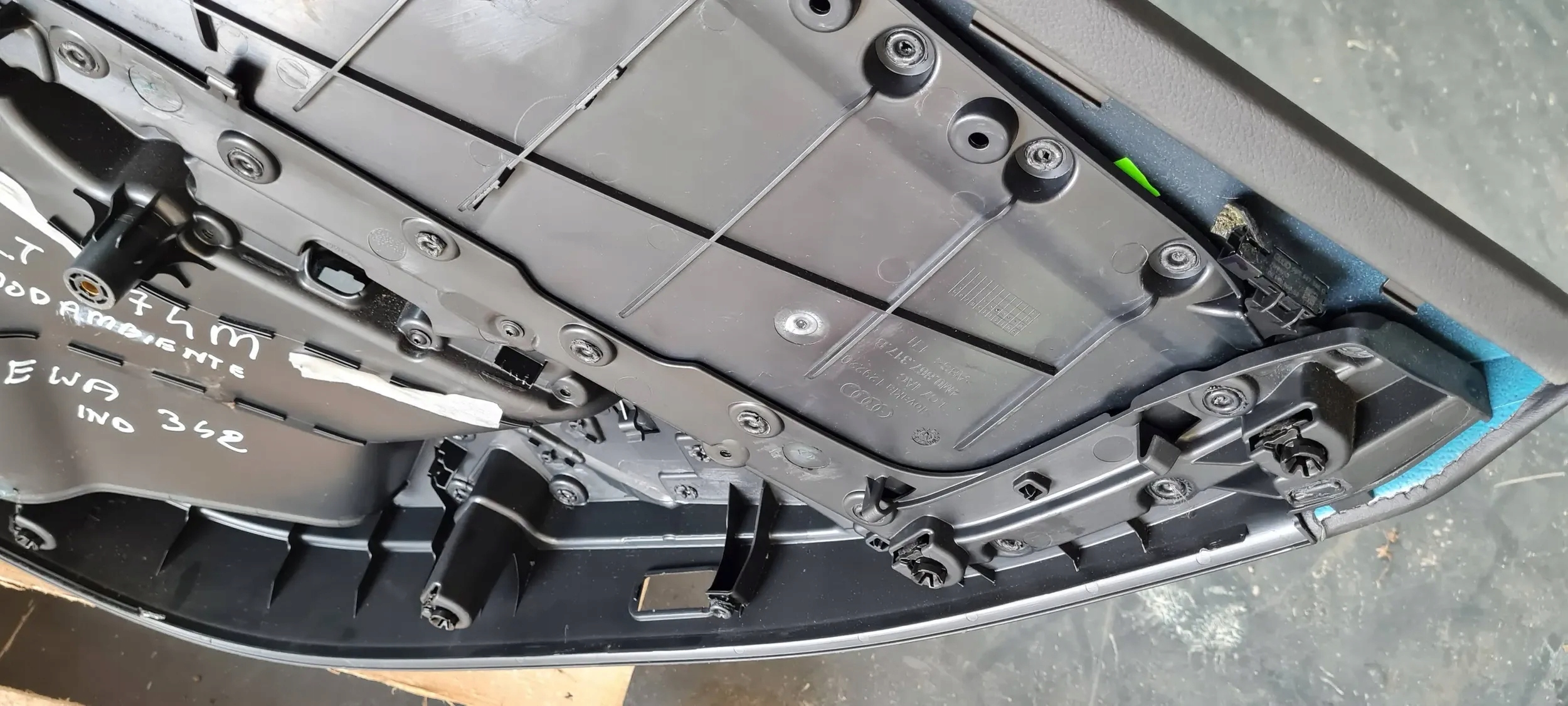 Q7 4M II SQ7 side left rear part ALCANTARA below AMBIENTE 4M0867317B