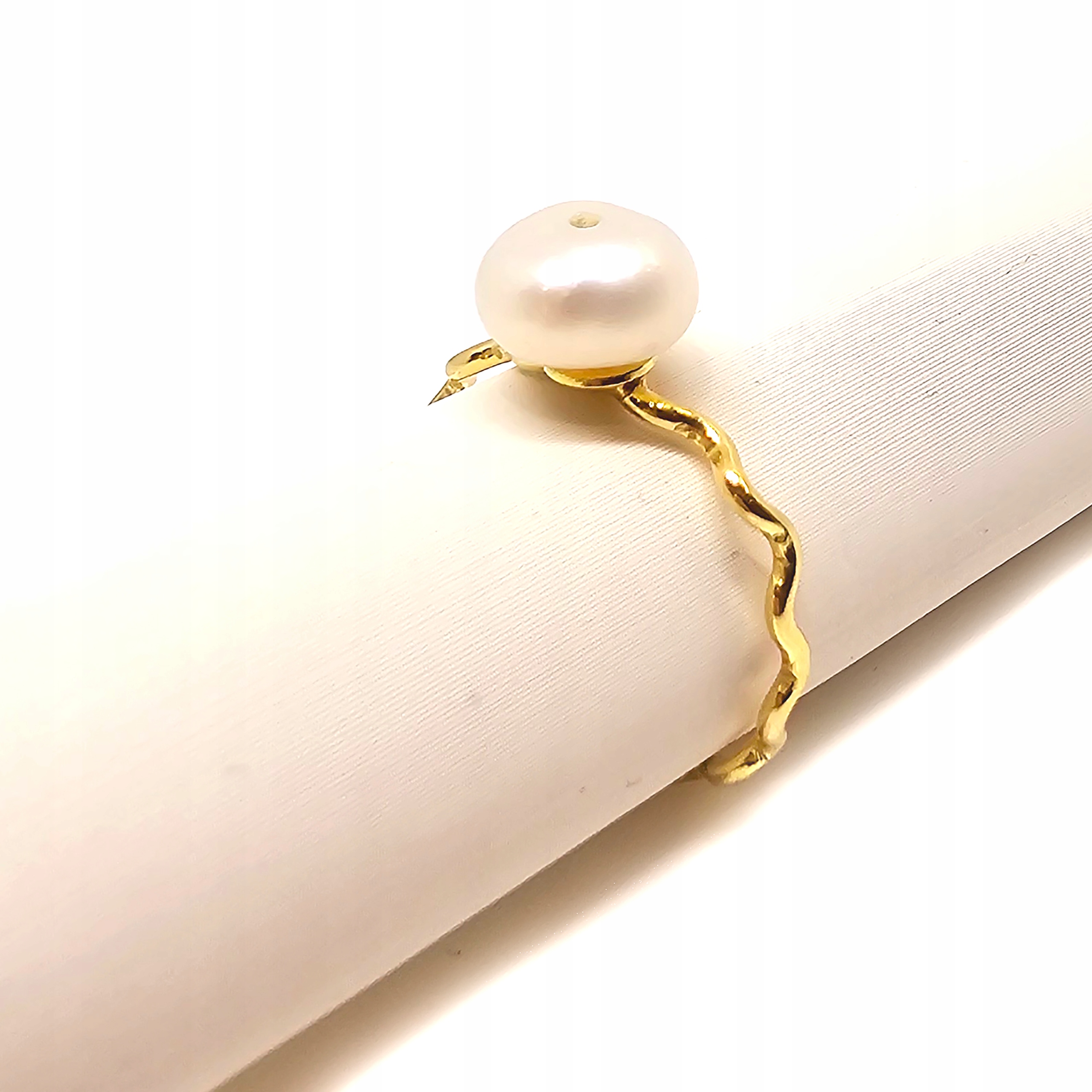 Zlatý prstýnek s vlnou a přírodní perlou, perla ze zlata 585