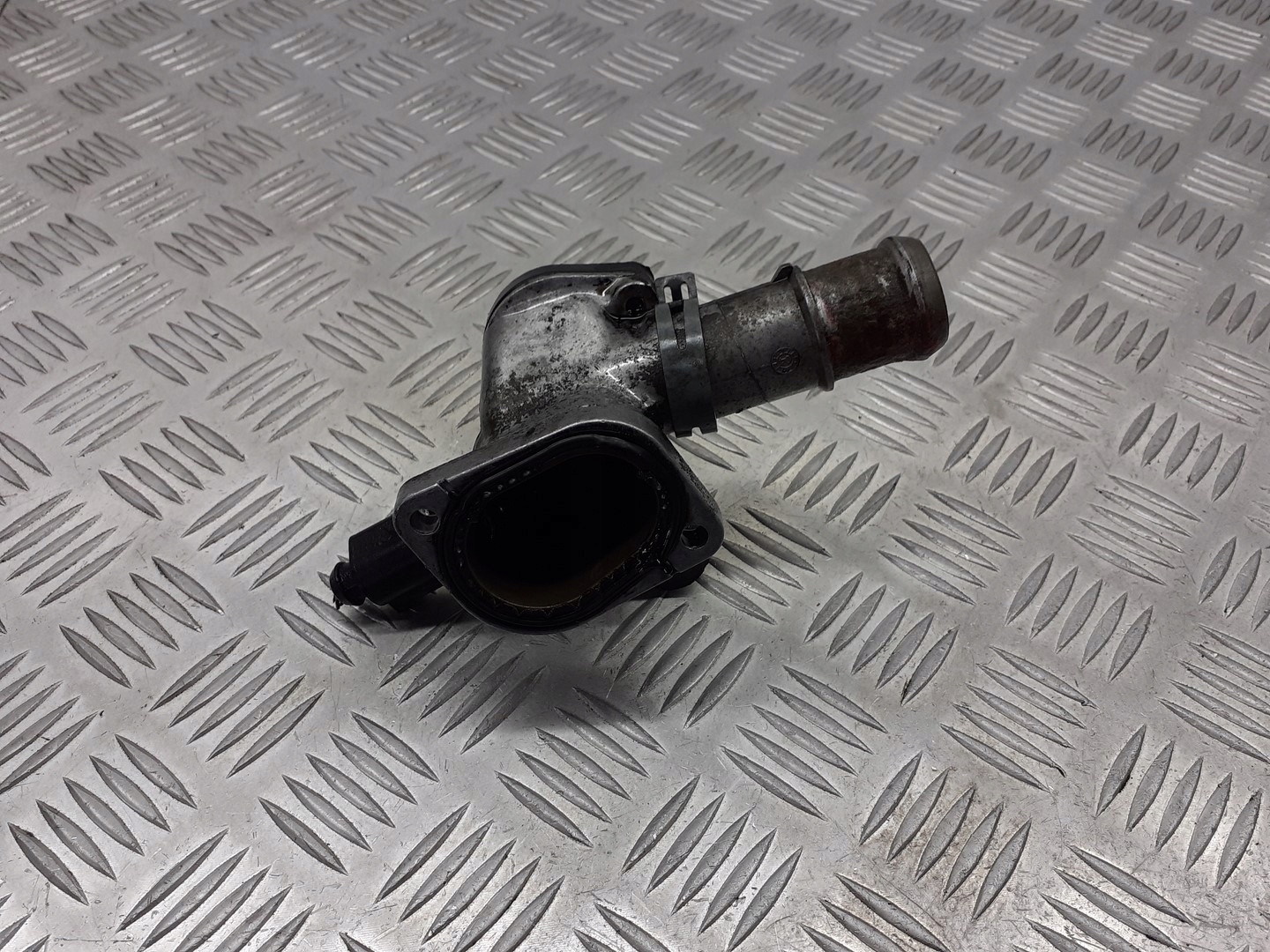 OBUDOWA TERMOSTATU VW PASSAT B5 1.9 TDI 038121133A Producent części Volkswagen