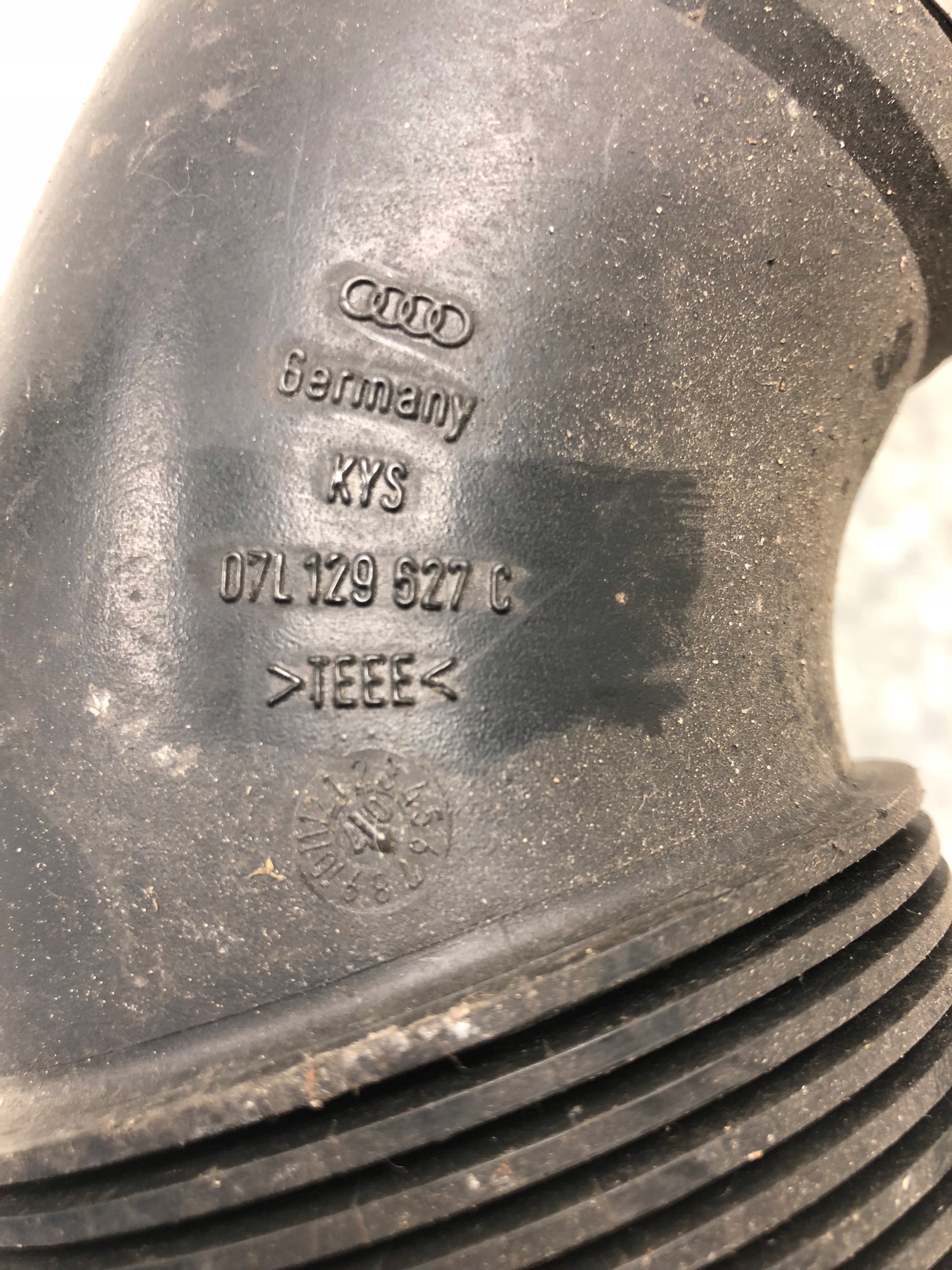 pipe air hose VW SKODA AUDI 07L129627C