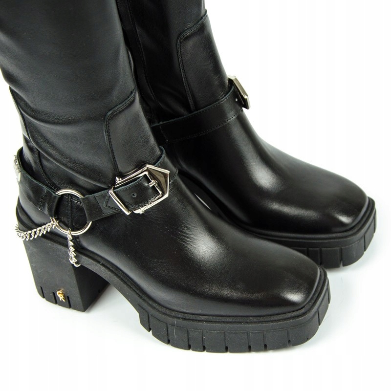 CARINII B8574 TRAPERY KLASYCZNE SKÓRA CZARNE 39 Długość wkładki 25.4 cm