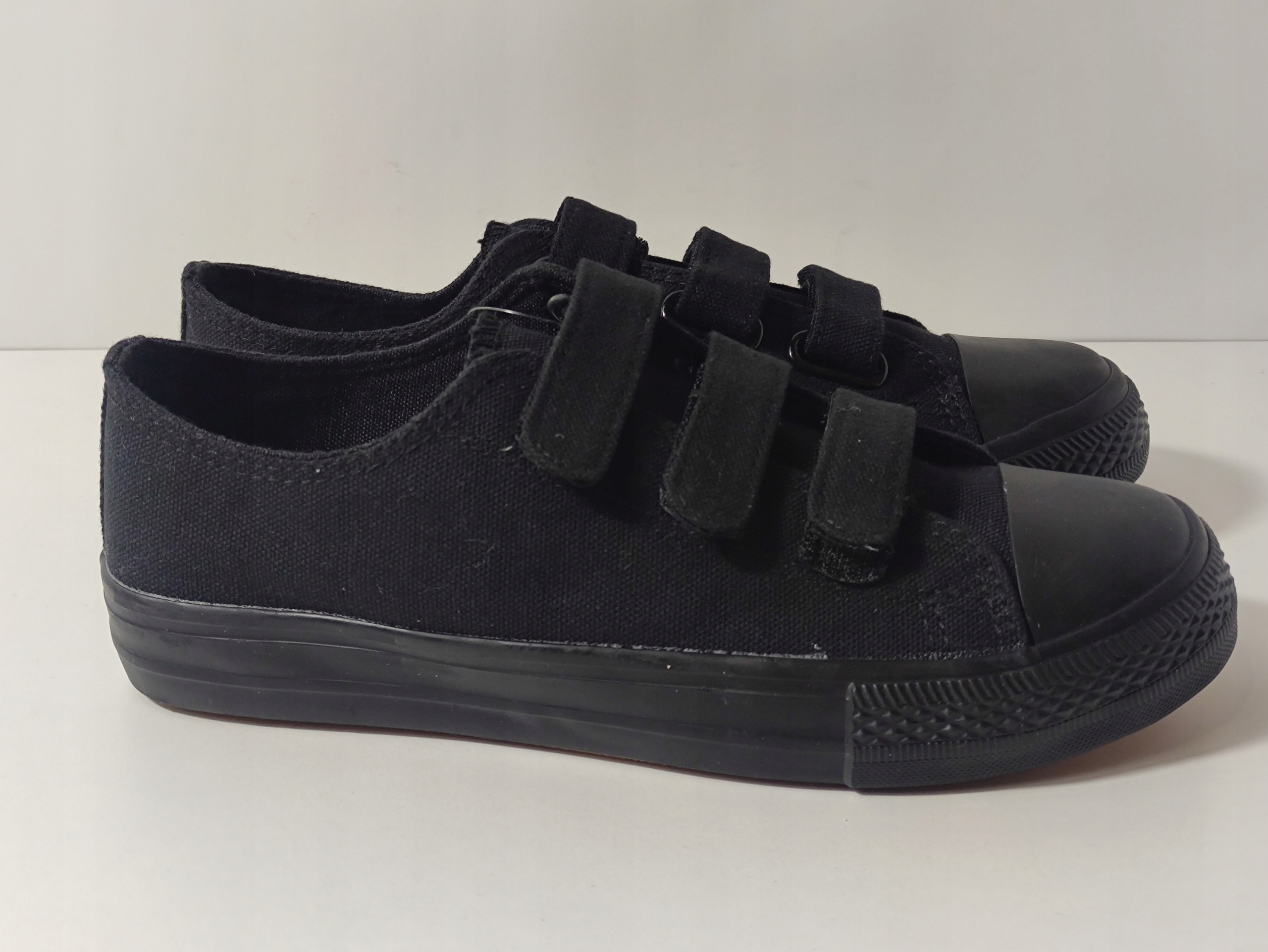 

Trampki Axim 7TE23762 na rzepy czarne r. 37