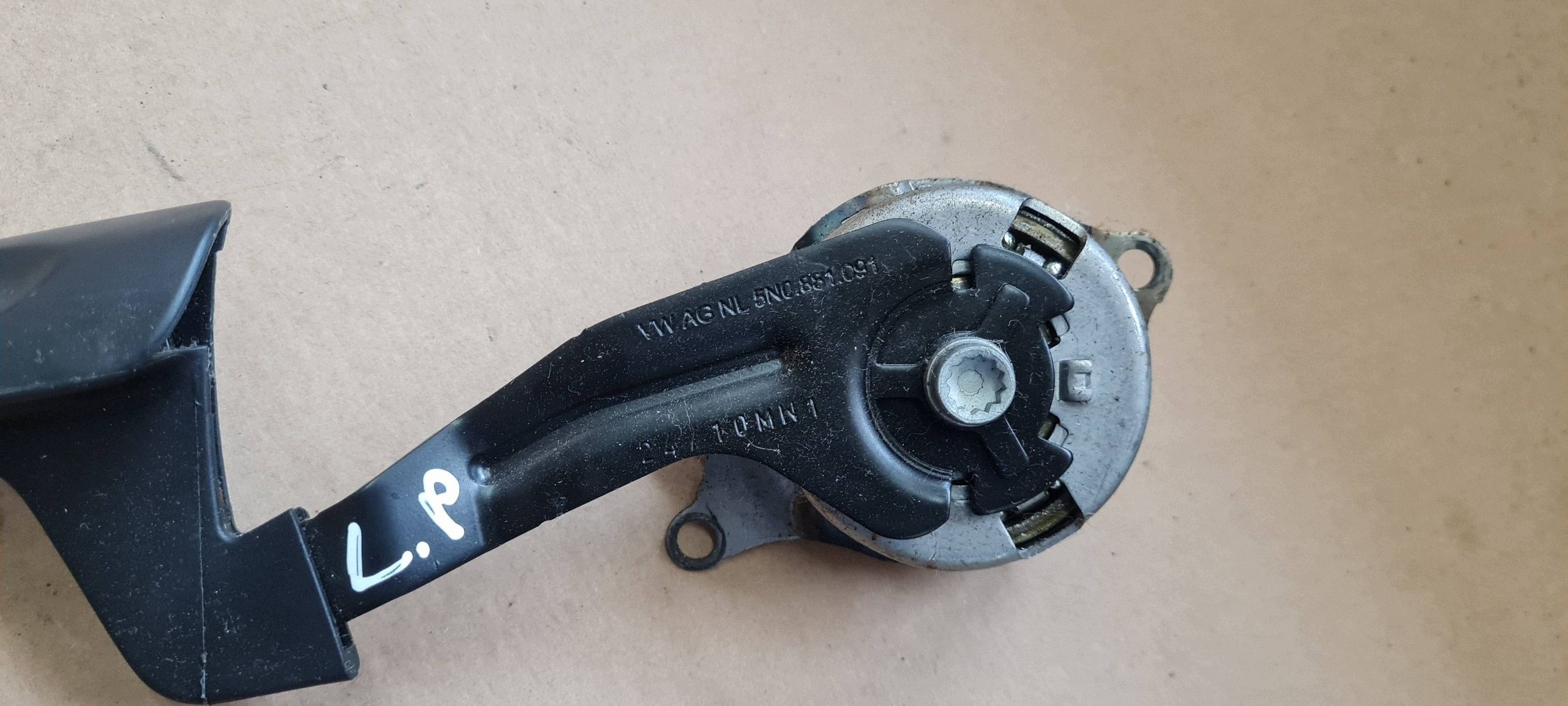 Q5 8R handle mechanism control seat left front 5N0882251A A4 B8 A5