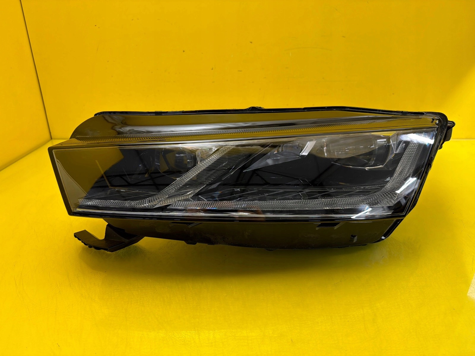 light left Skoda Octavia IV 5E4 5E4941015B Full Led