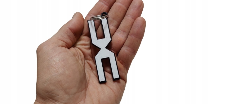 Brelok do kluczy Dacia z Nowym Konceptem Logo - Czarno-Biały Numer katalogowy producenta daciaLOGO