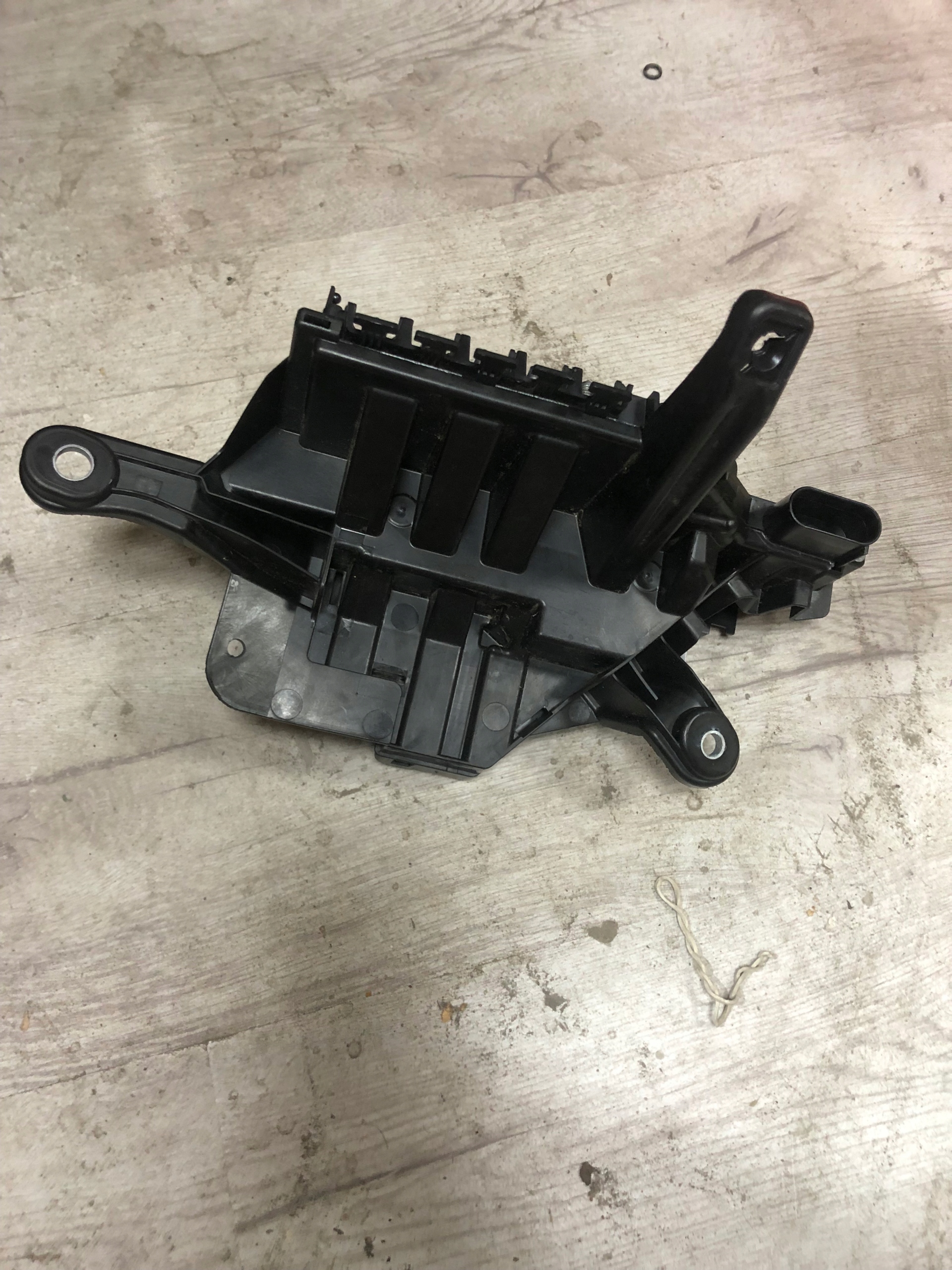 SKRZYNKA BEZPIECZNIKÓW MERCEDES 2055402591 Producent części Mercedes-Benz OE