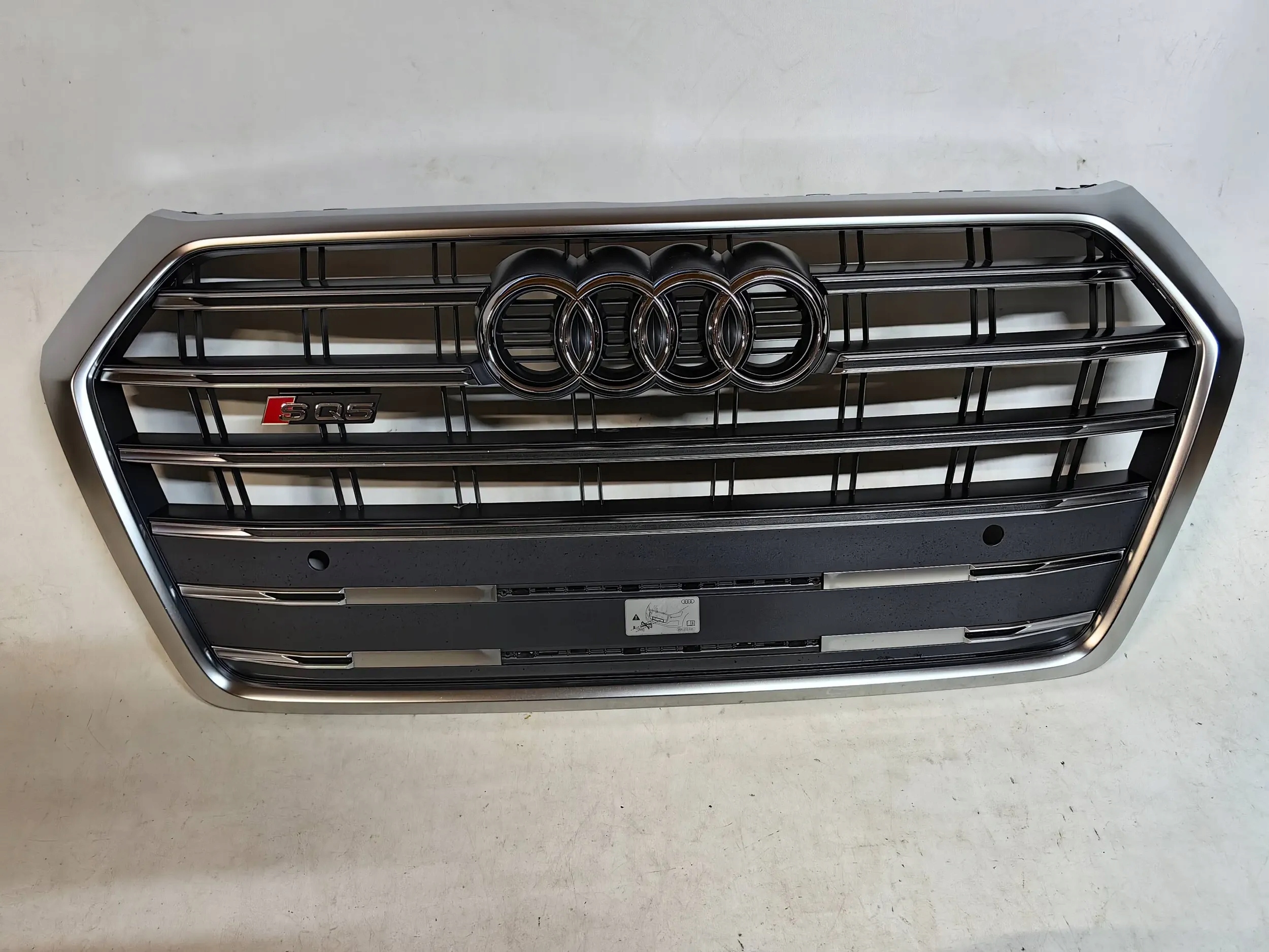 AUDI SQ5 80A - GRILL ATRAPA CAŁA ŁADNA POLECAM