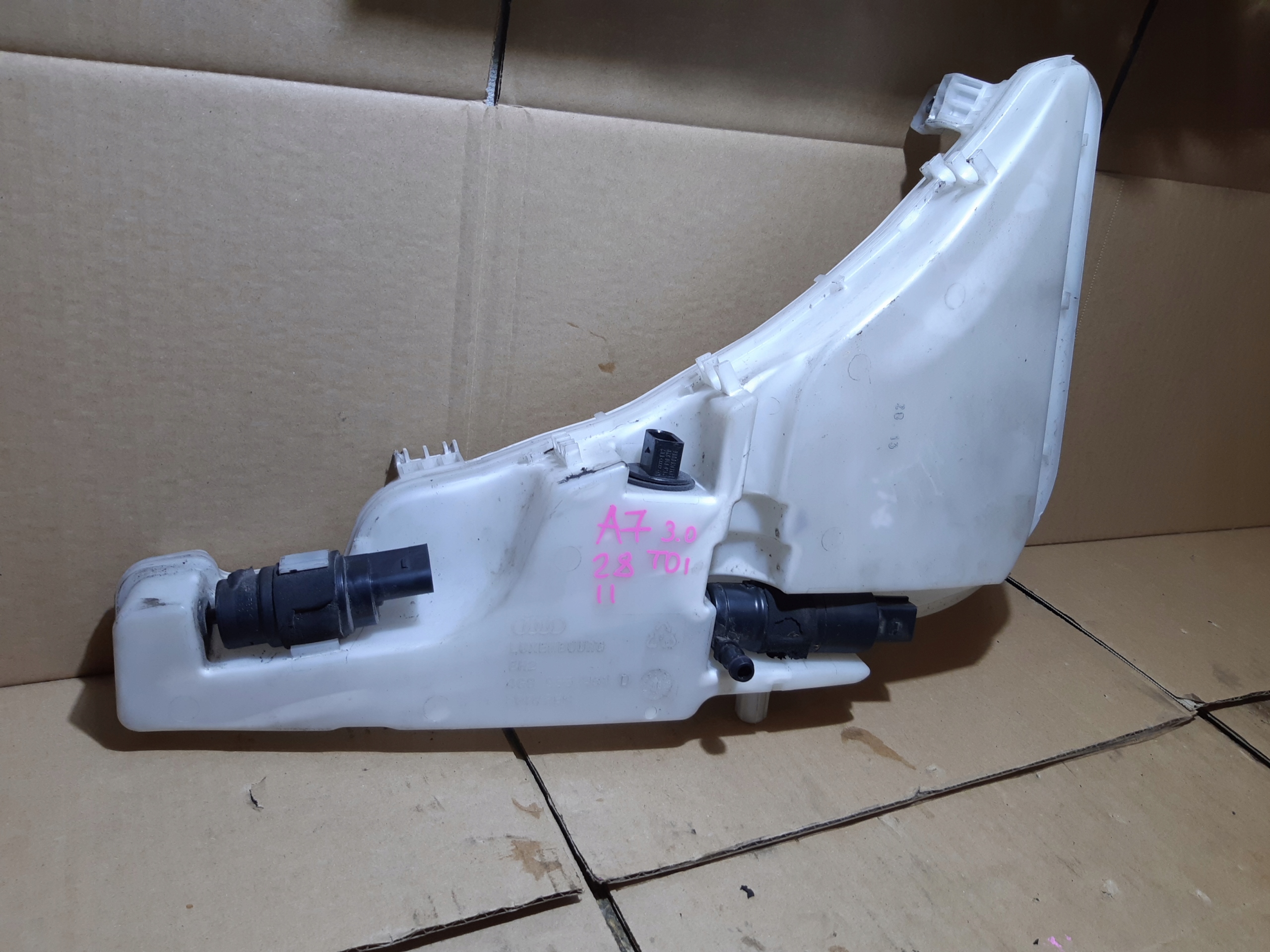 AUDI A7 4G Réservoir eau essuie glace 4G8955451D