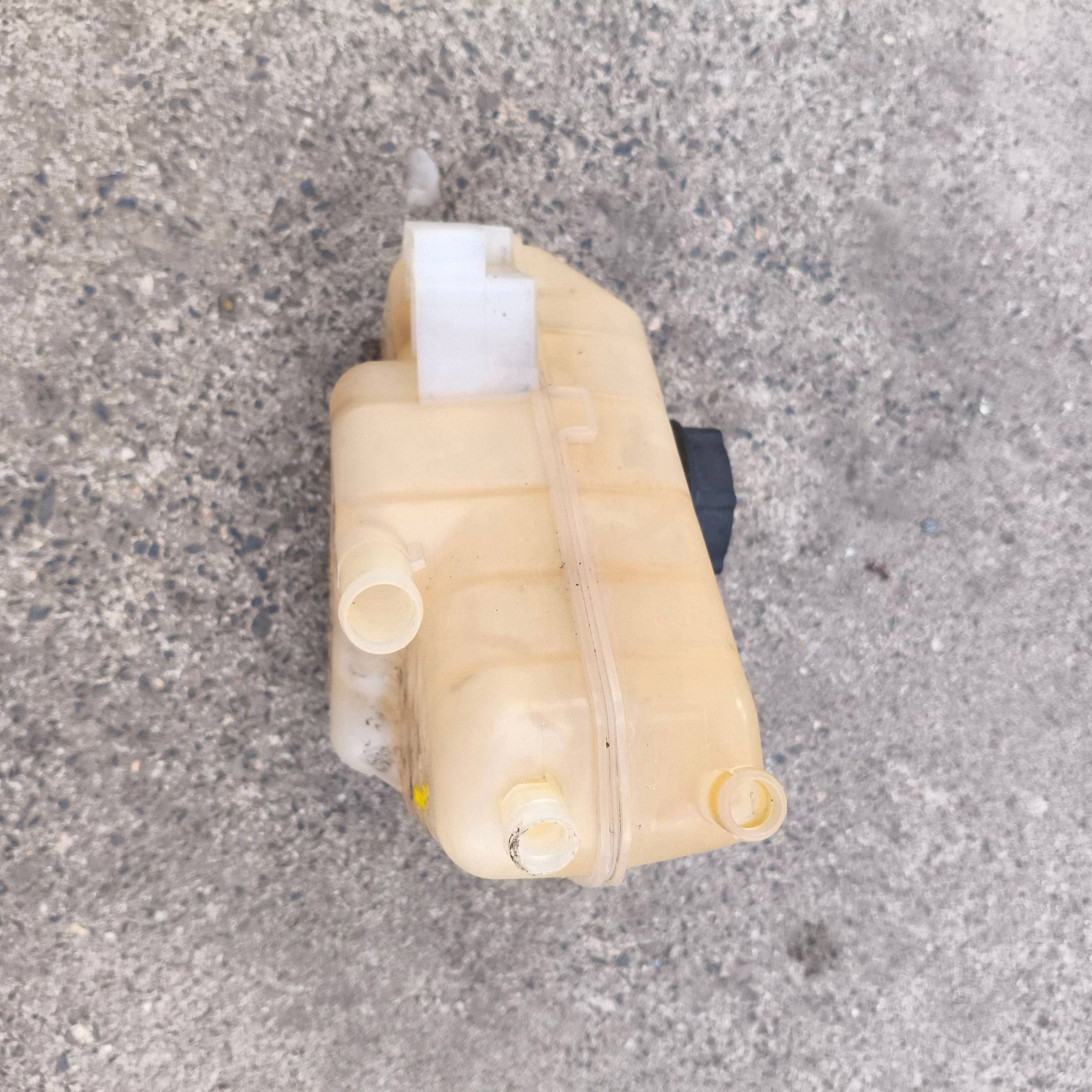 Réservoir eau Ford Fiesta MK7 LIFT 2016