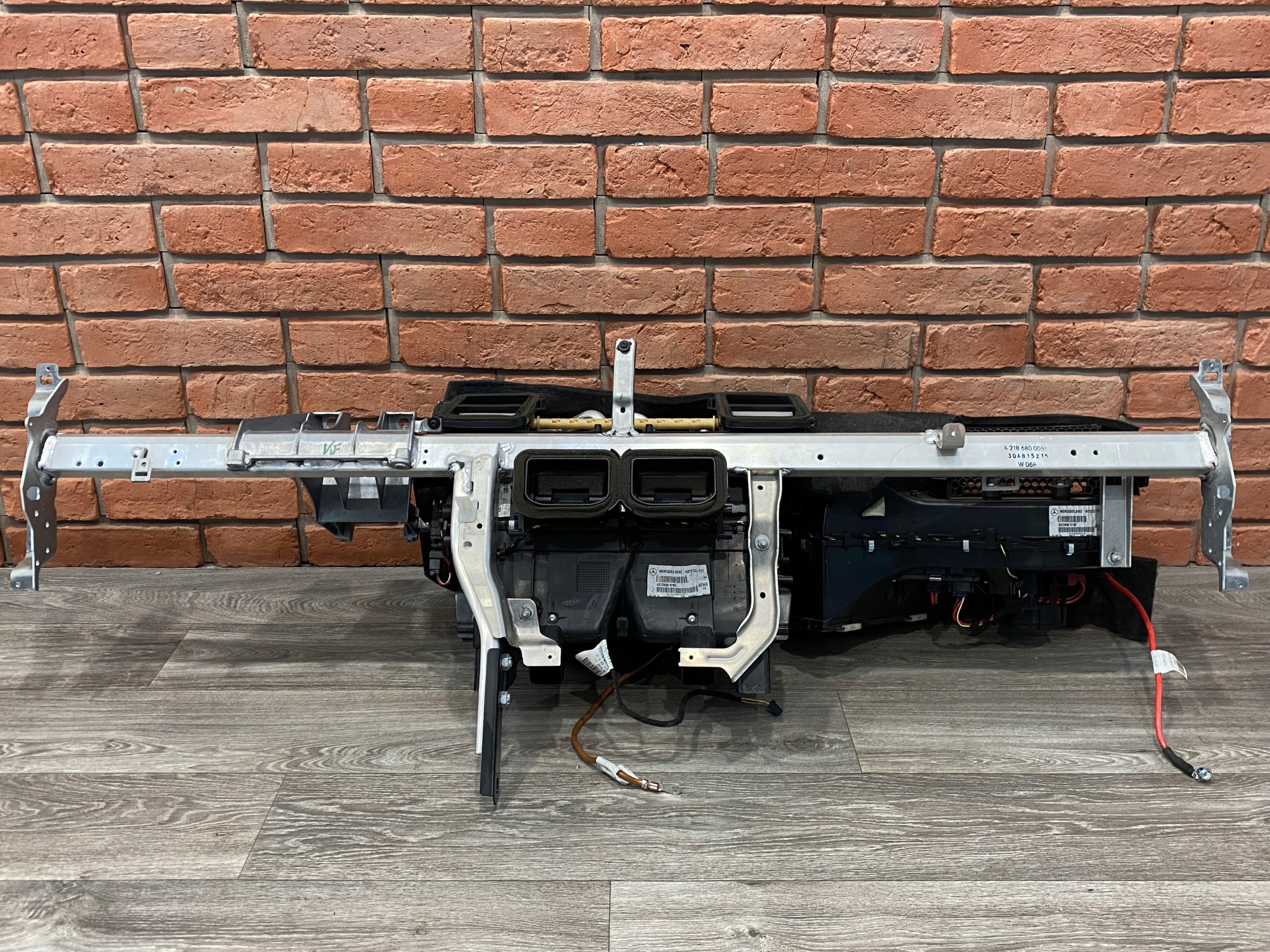 MERCEDES W212 218 NAGRZEWNICA BELKA WSPORNIK DESKI