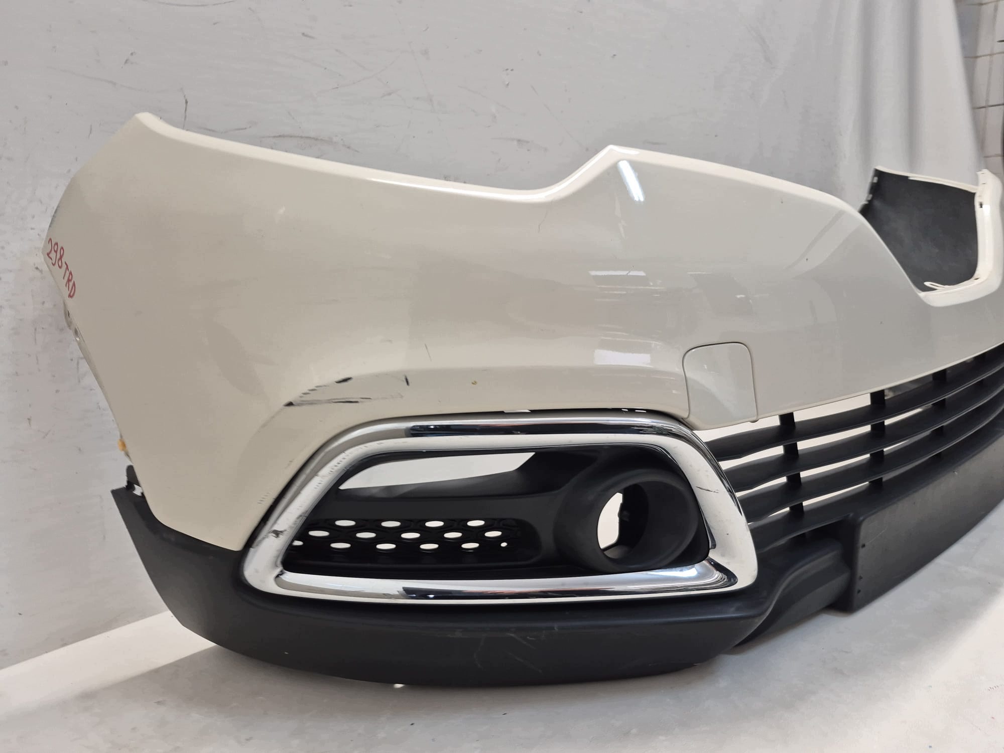 RENAULT CAPTUR and 13- bumper front front grid 620842933R B.LADNY