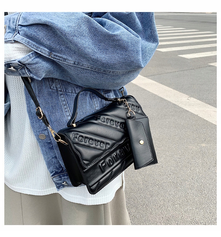 MAŁA TOREBKA DAMSKA LISTONOSZKA NA RAMIĘ CZARNA MIEJSKA ELEGANCKA STYLOWA Model TOREBKA DAMSKA MAŁA LISTONOSZKA NA RAMIĘ CZARNA