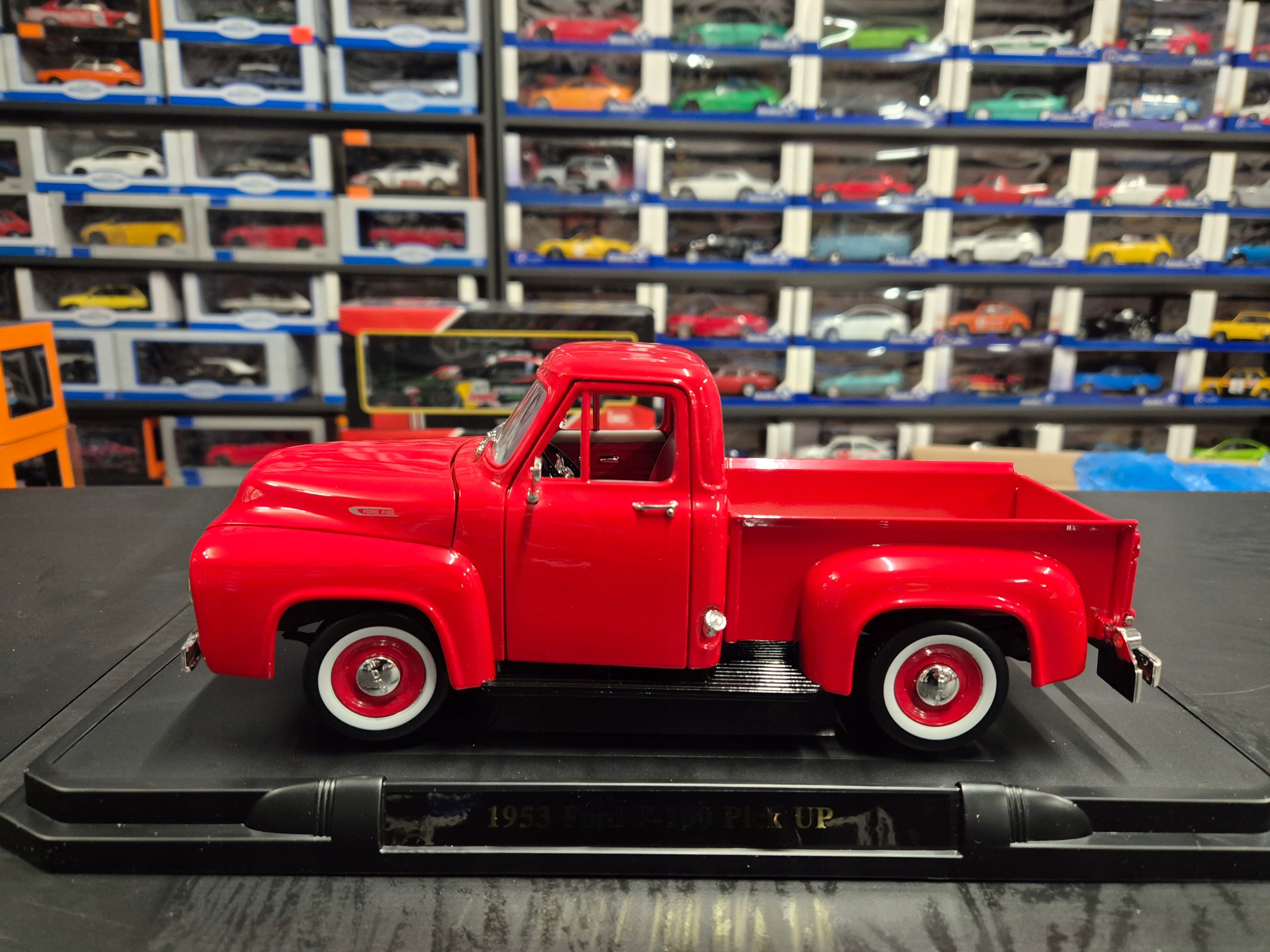 Ford F-100 Pickup (1953) 1:18 ROAD SIGNATURE COLLECTION 92148