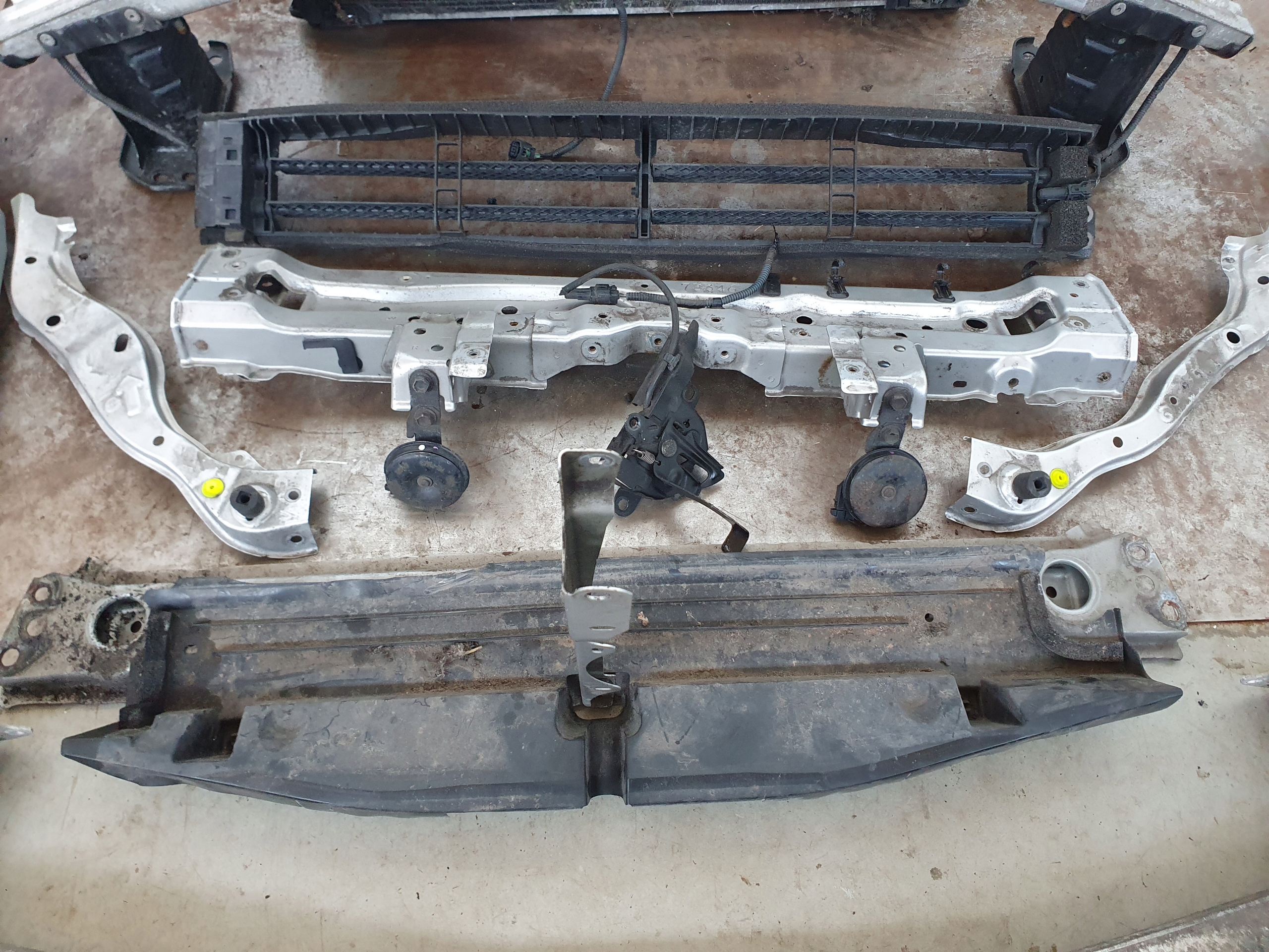 Prius IV 15-19 pas przedni belki chłodnice komplet Producent części Toyota OE