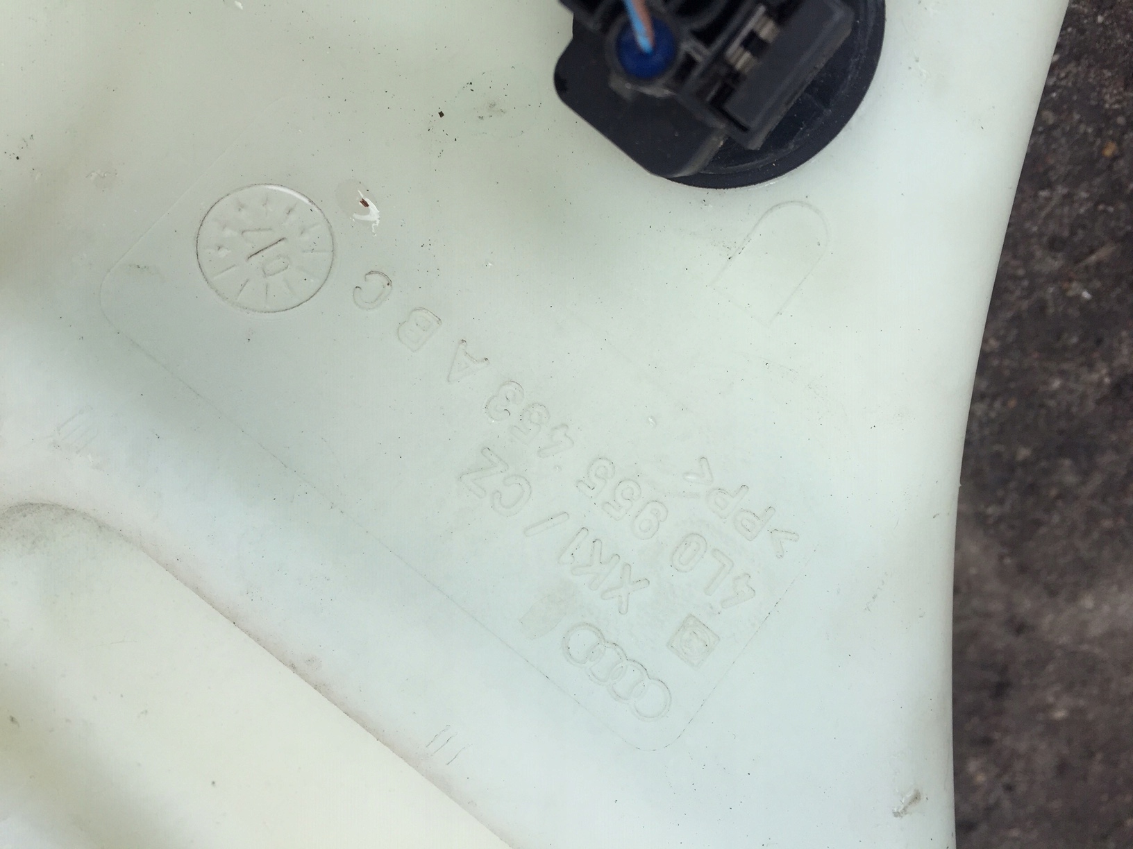 AUDI Q7 4L washer fluid tank 4L0955453A