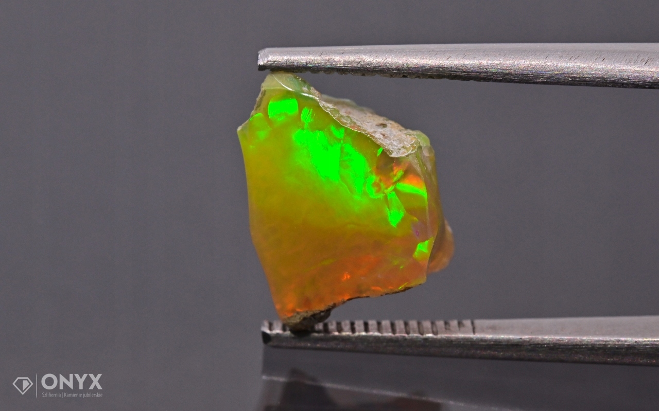 Opal z Etiopie hrudka 12x8,5 mm