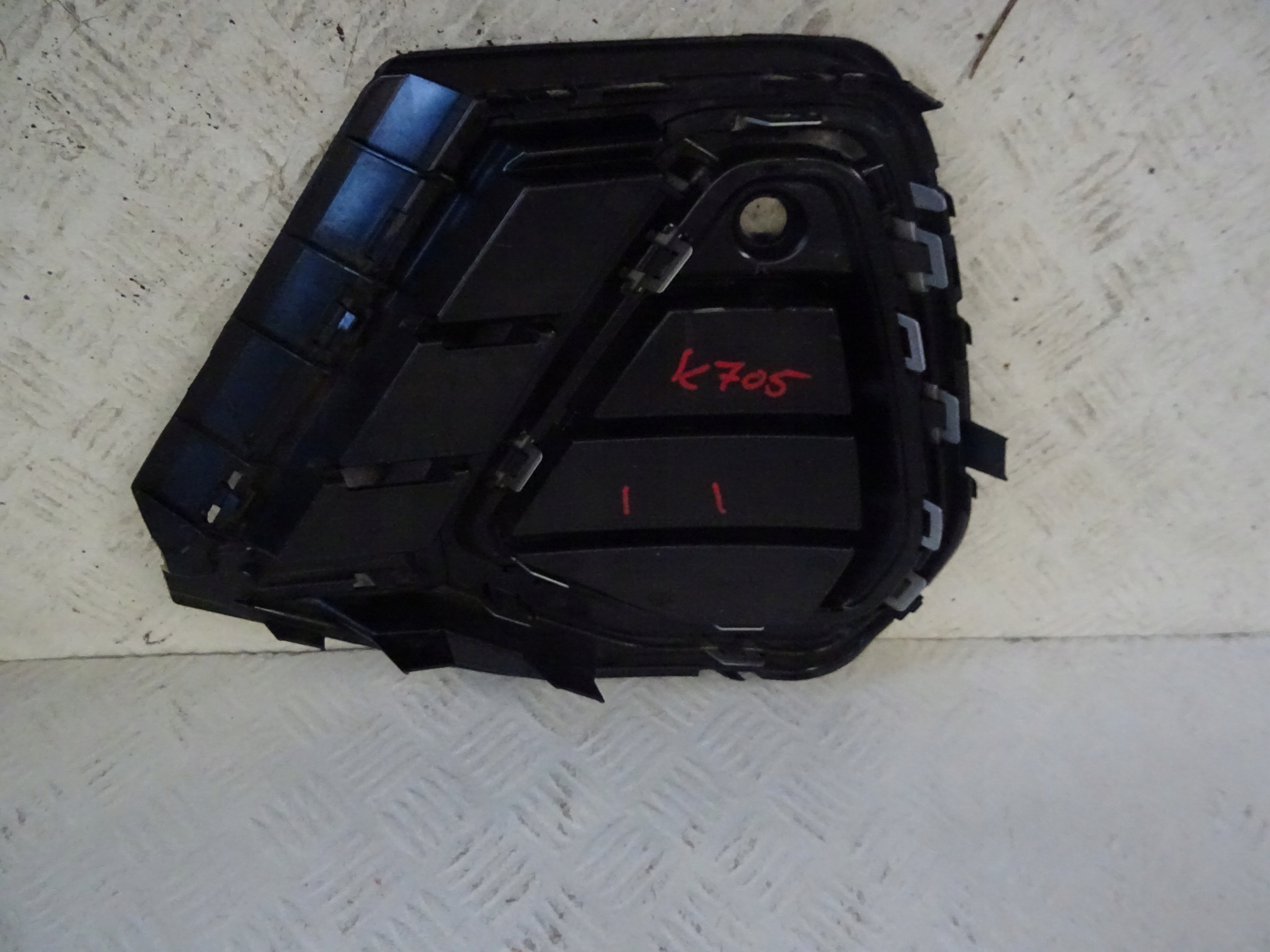 grid of a bumper front front right AUDI Q3 II S-LINE 83A807682D