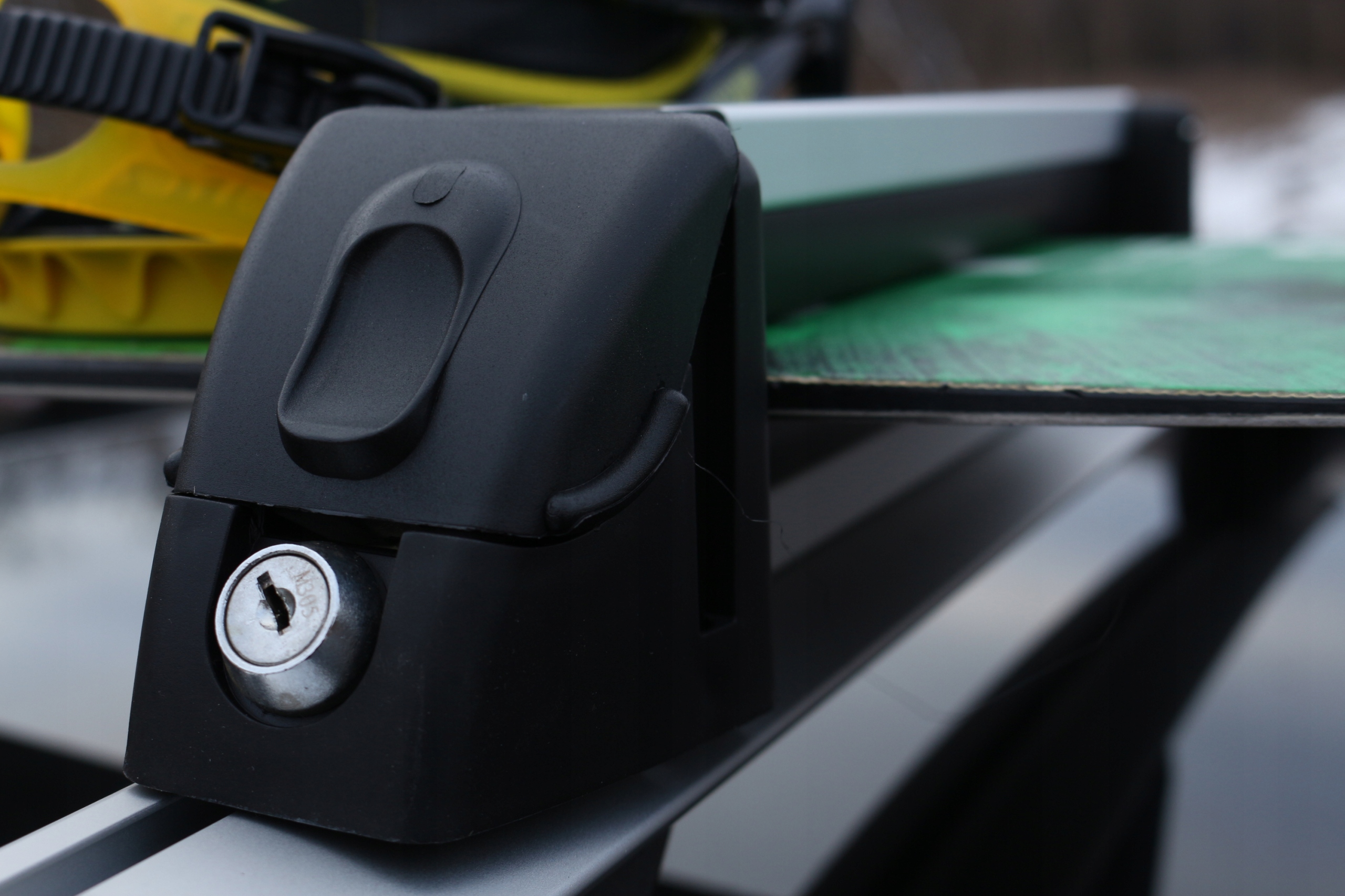 Bagażnik uchwyt na 4 narty 2 deski ALU Menabo Szerokość robocza 37 cm