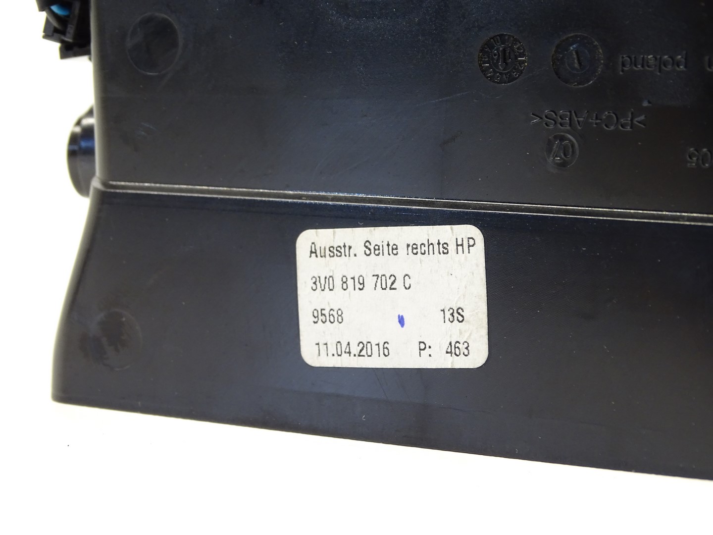 grid air conditioning devices right SKODA SUPERB III 3V0819702C