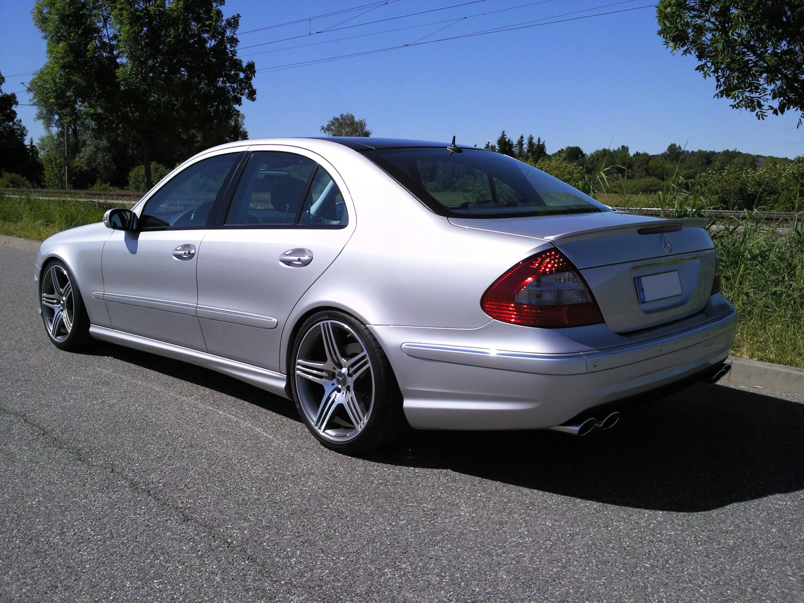 MERCEDES W211 SPOJLER LOTKA NA KLAPĘ AMG JAKOŚĆ!!! Kolor do lakierowania