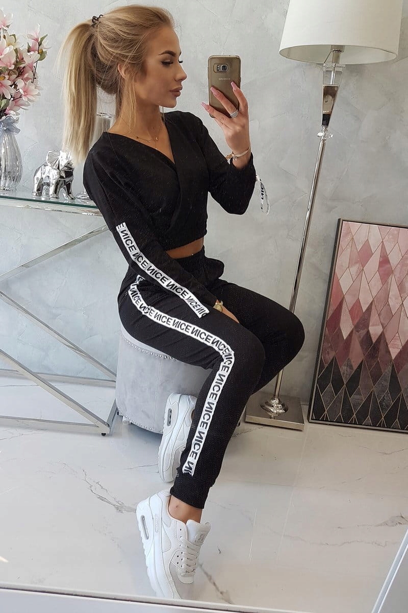 

Czarny komplet z lampasami