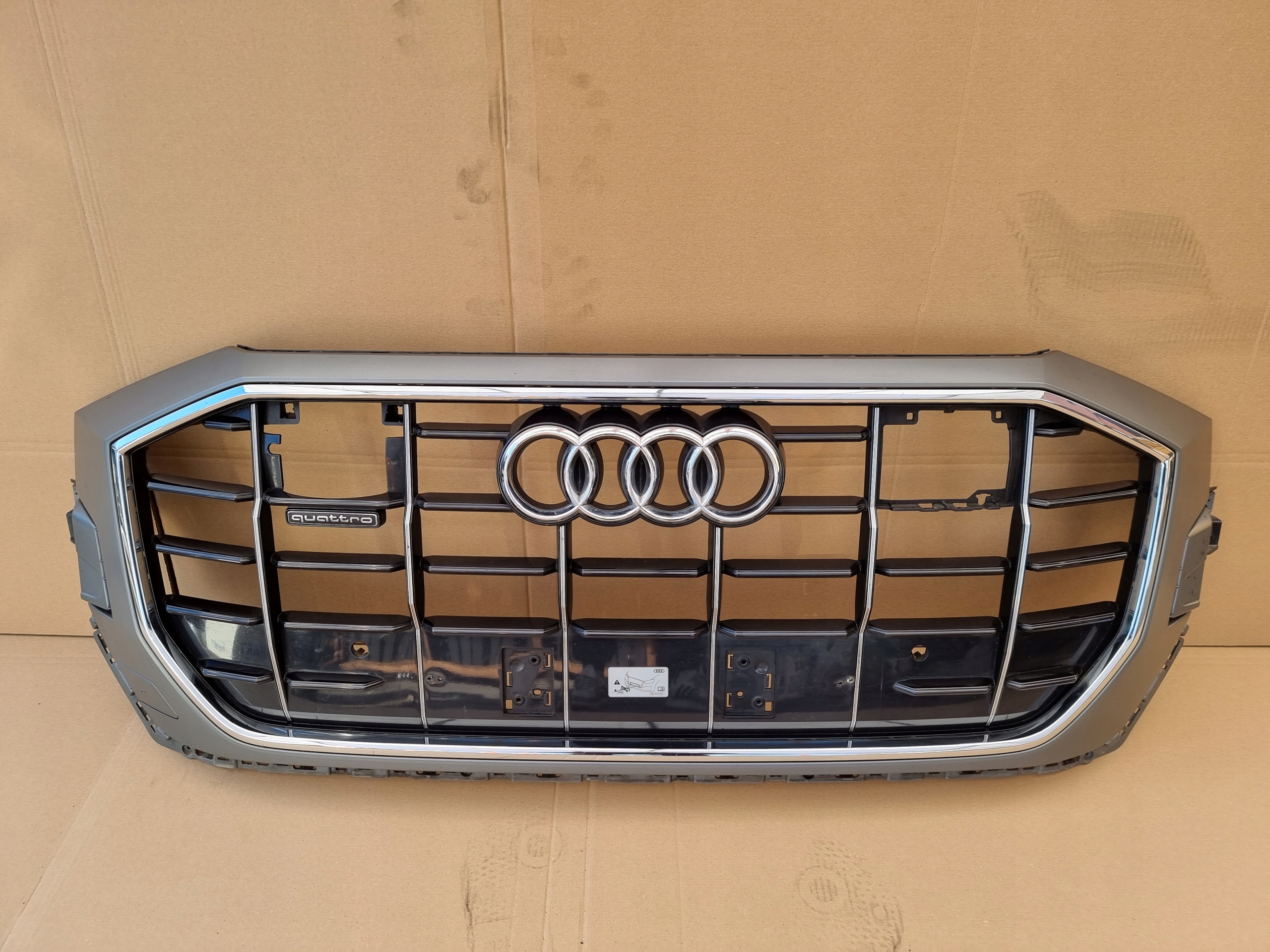 AUDI Q8 4M8 ATRAPA GRILL S LINE