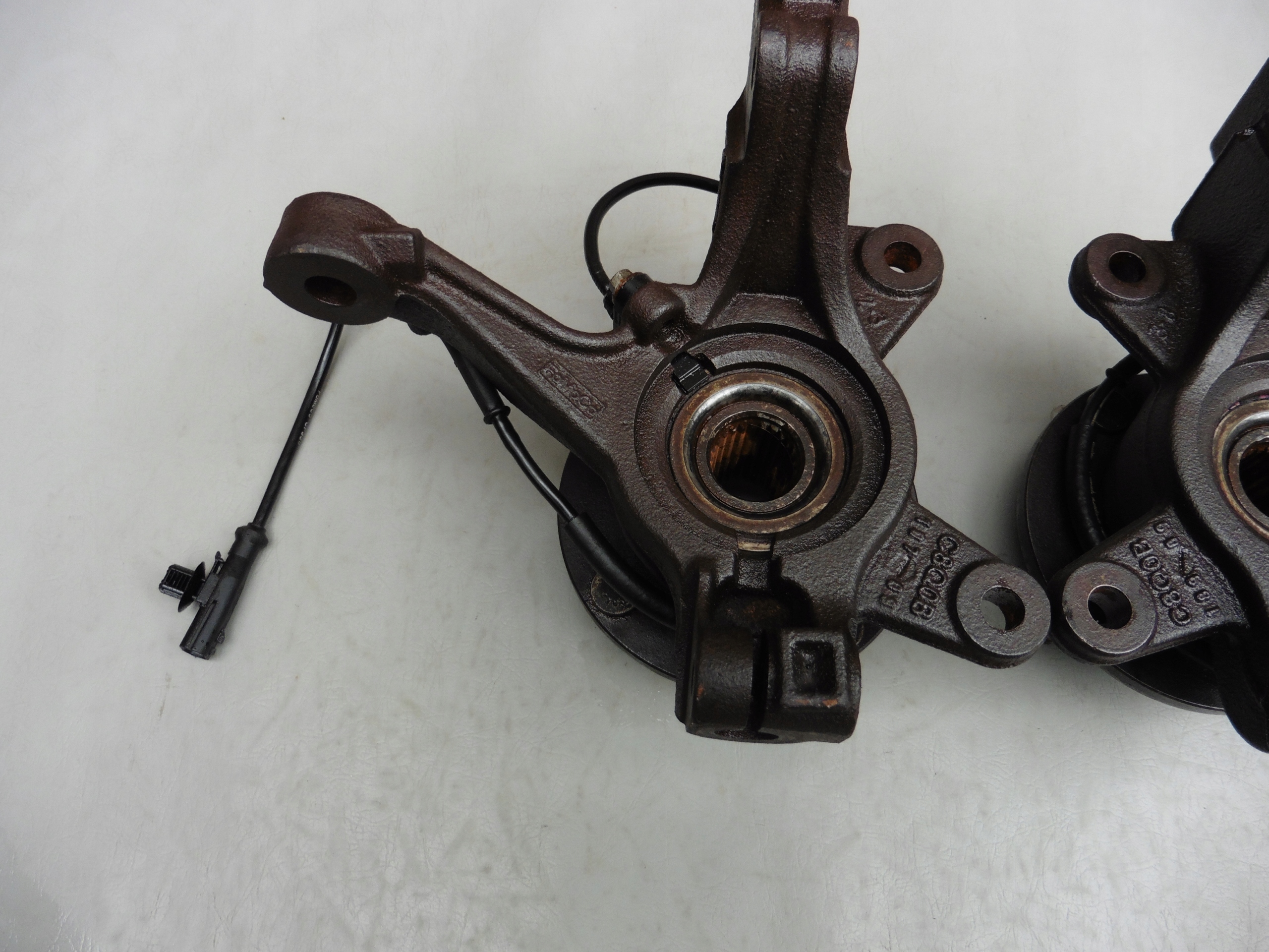 ZWROTNICA PIASTA LEWA PRZÓD FORD FIESTA MK7 Strona zabudowy przednie lewe