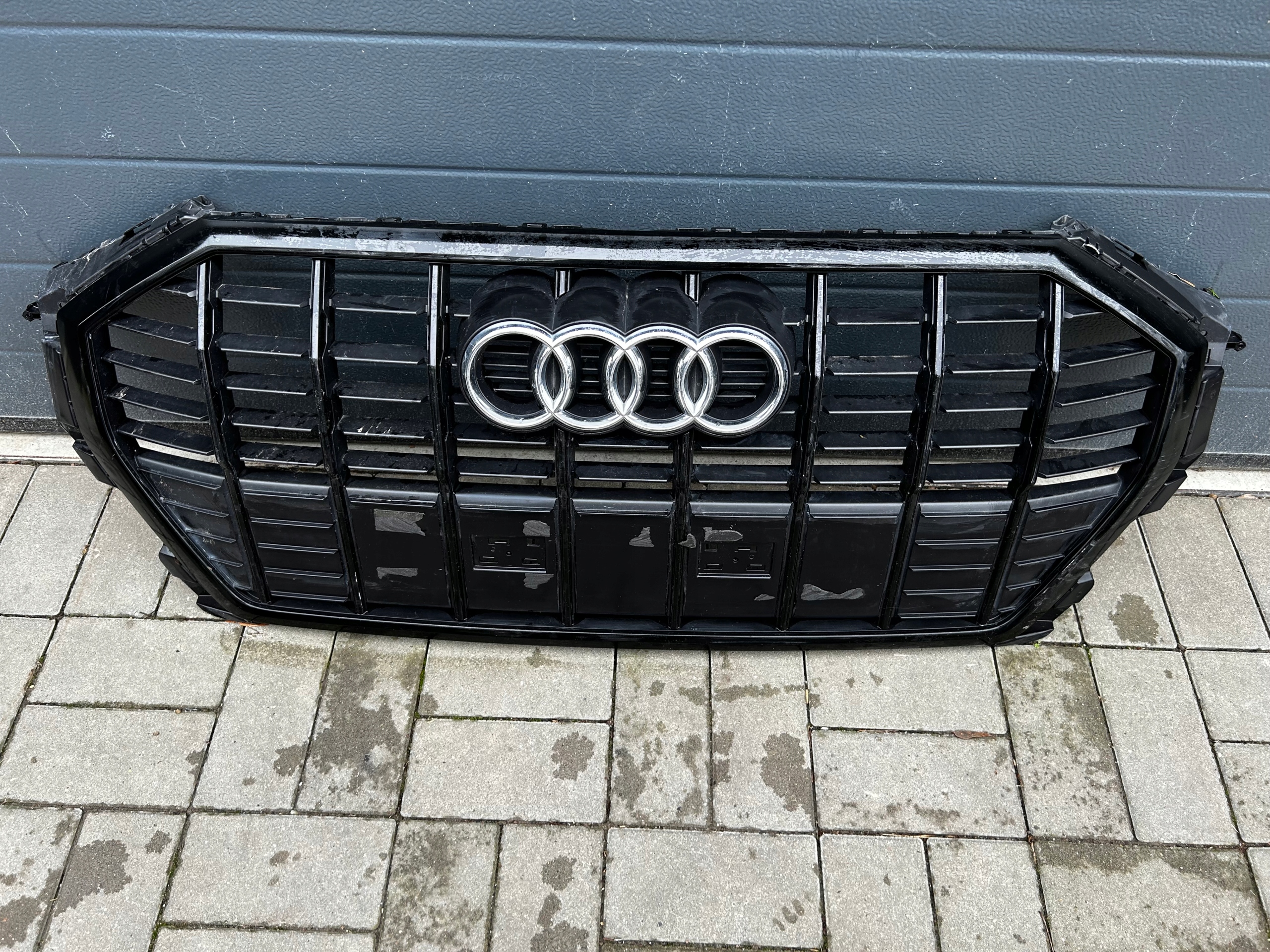 AUDI Q3 2 II 83A GRILLE AVANT