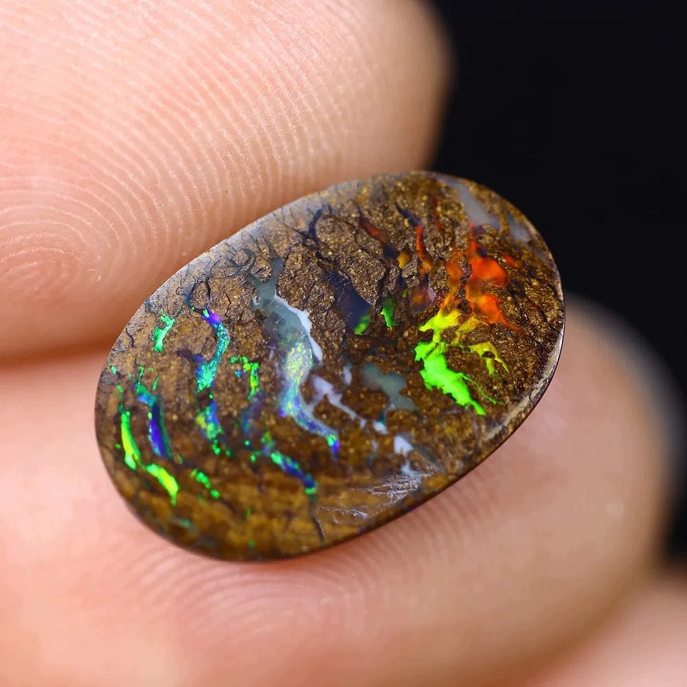 Přírodní boulder Opal 4.45 ct Kabošon Austrálie certifikát Wbd