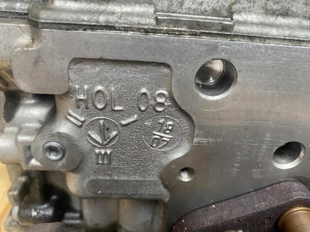 head. right of the engine complete AUDI A5 3.0 TDI 1059354BA
