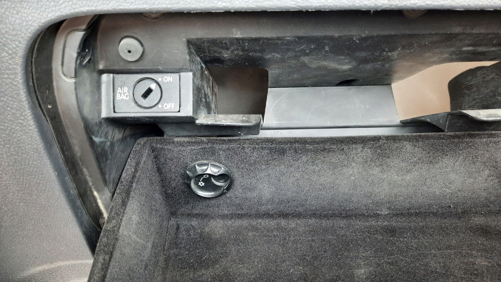 бардачок пассажира 1K1857290 vw Golf V 07R