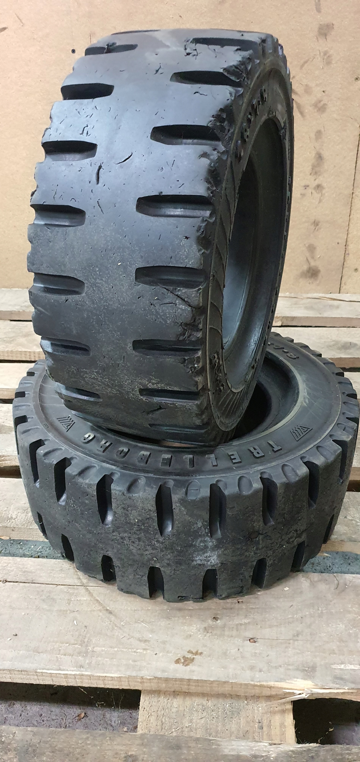 Opony pelne 18X7 8 180 70 8 Trelleborg