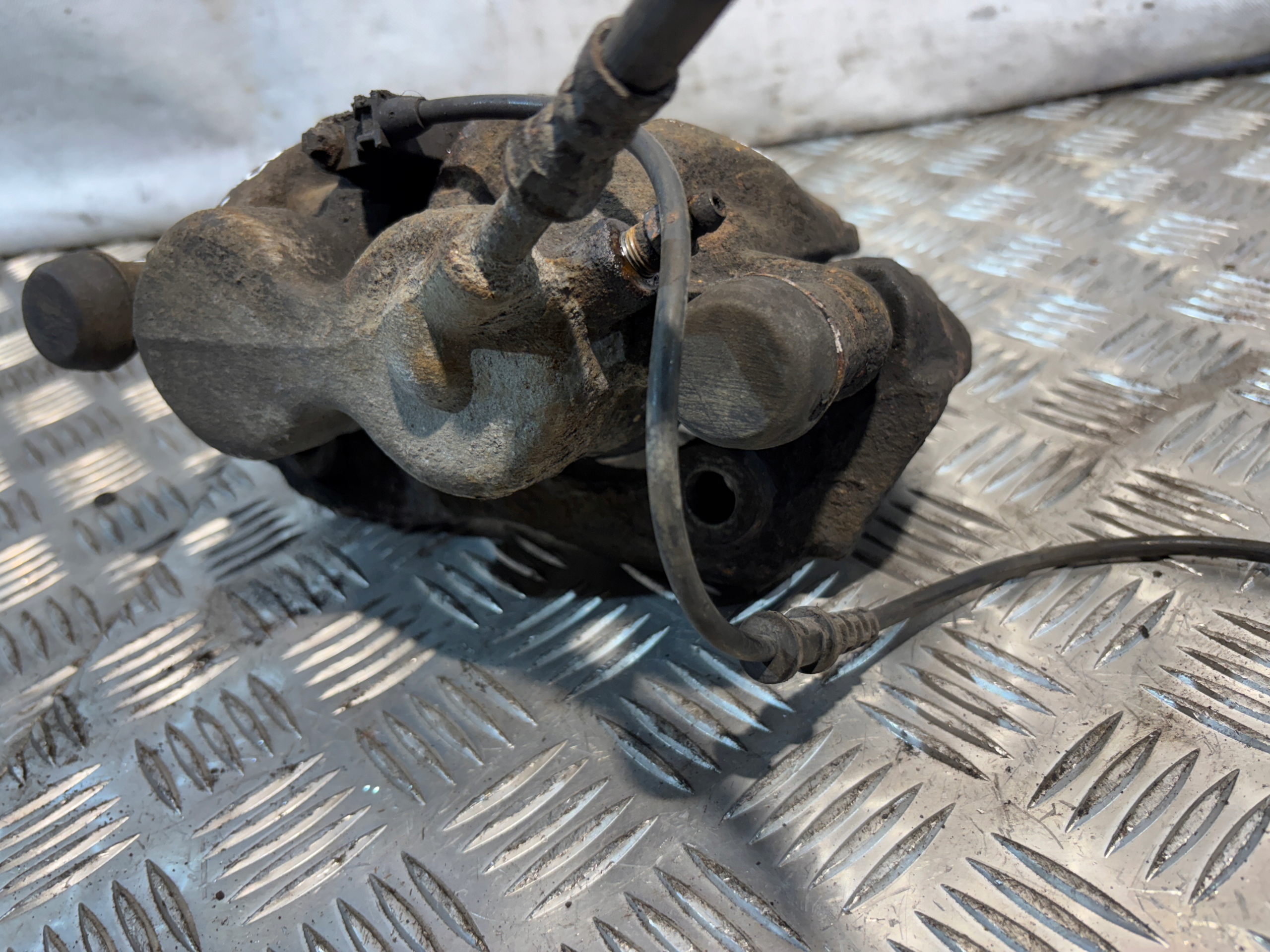 caliper brake left front Volkswagen Crafter and 2,5TDI