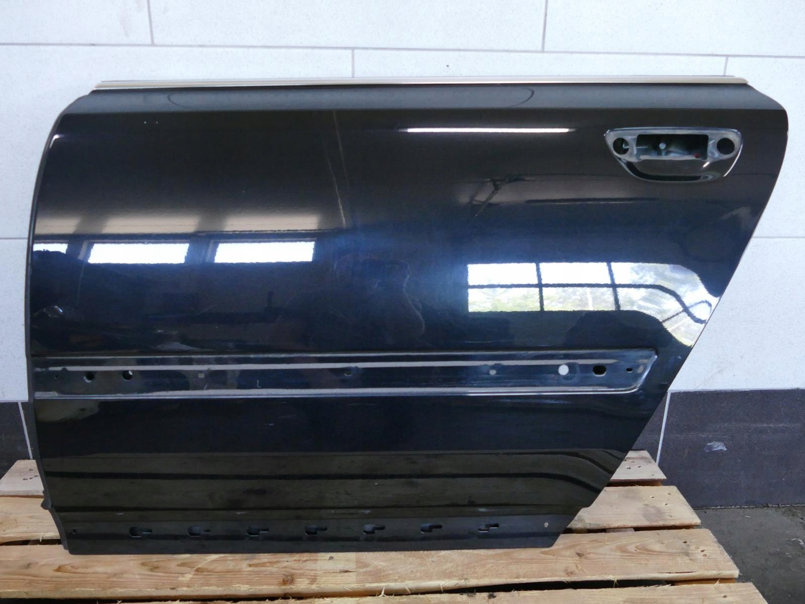 AUDI A8 D3 LIFT door left rear part left rear. LZ9Y