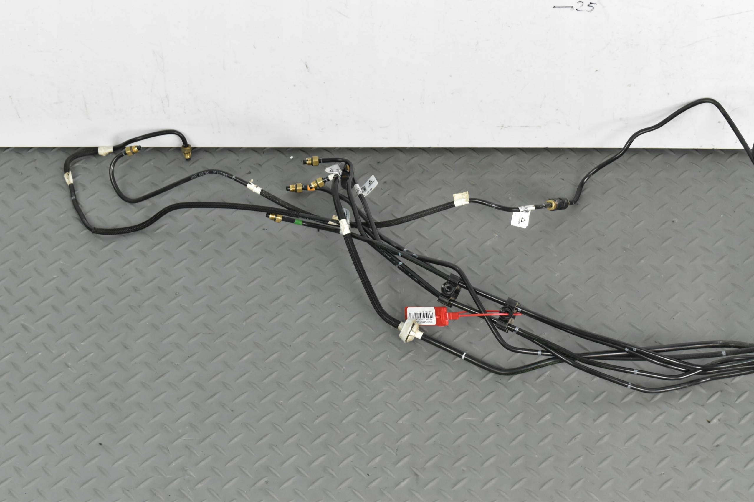 PRZEWODY ZAWIESZENIA PNEUMATYCZNEGO LAND ROVER DEFENDER L663 2020- Waga produktu z opakowaniem jednostkowym 10 kg