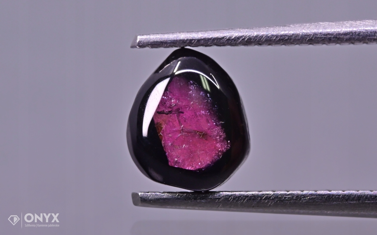 Turmalín konvexní nepravidelná deska 6x5,5 mm