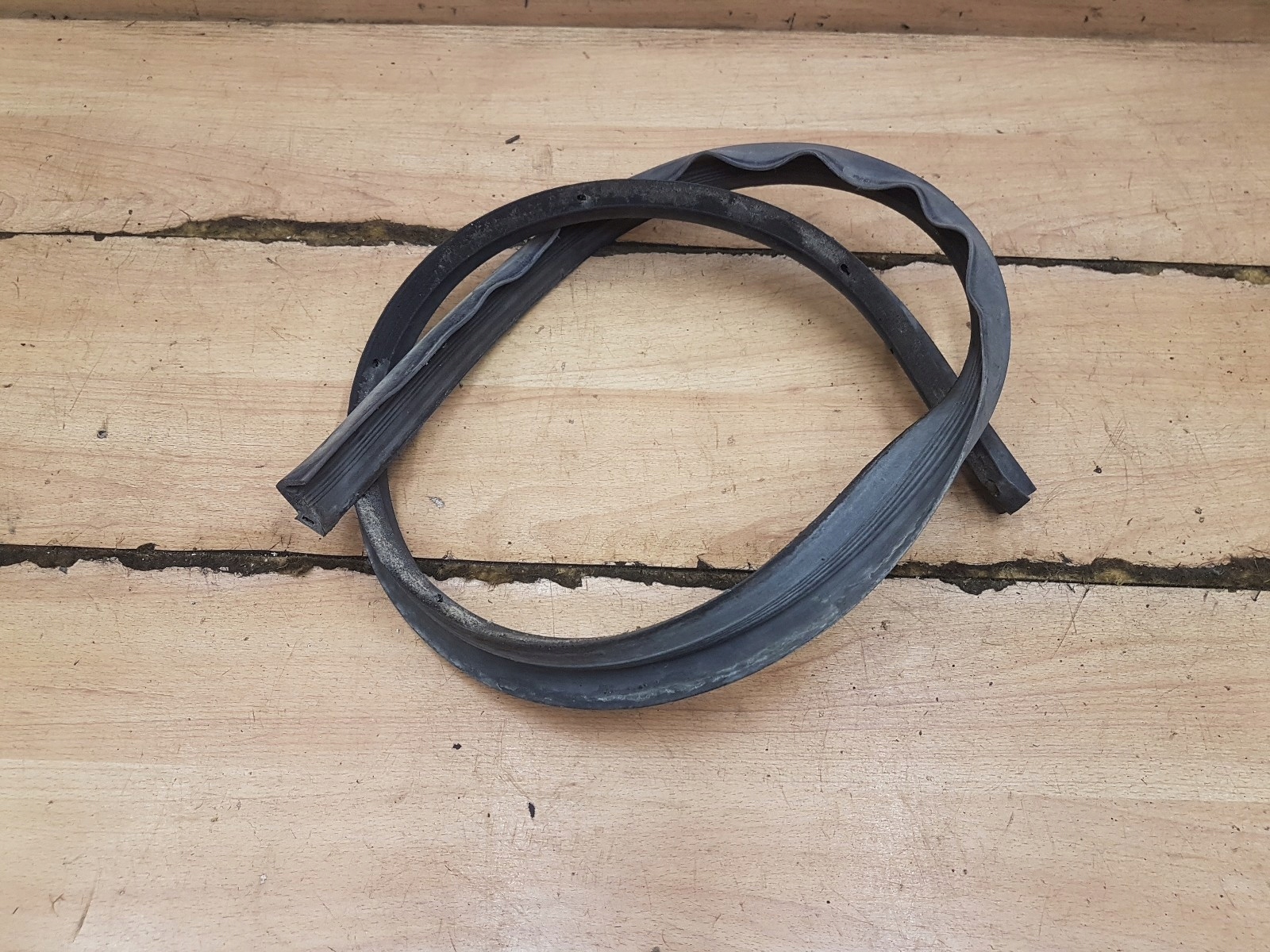 USZCZELKA PODSZYBIA MASKI VOLVO 740