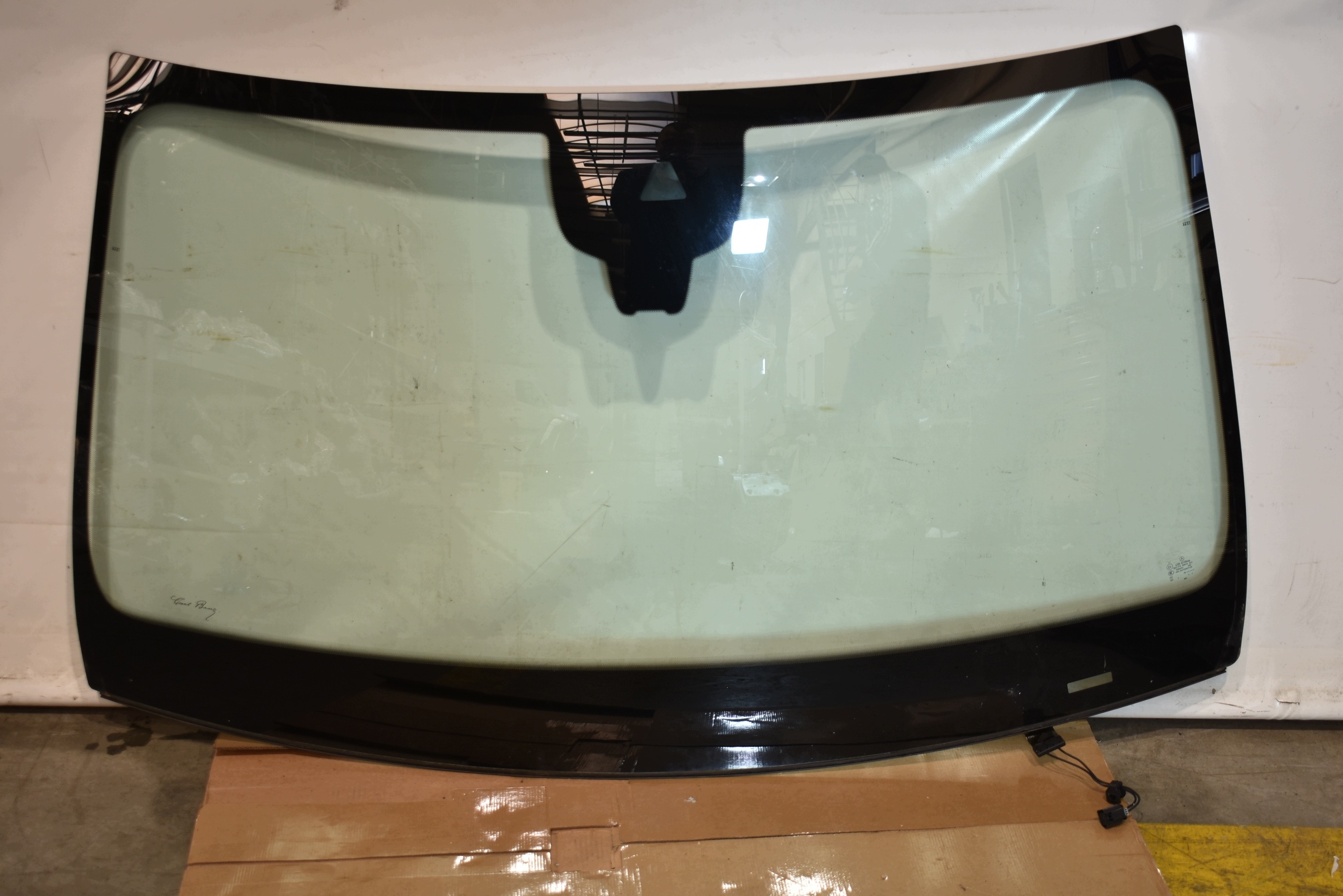 perfect condition windscreen front iron below KAMERE 19R. AS1 MERCEDES GLS X167