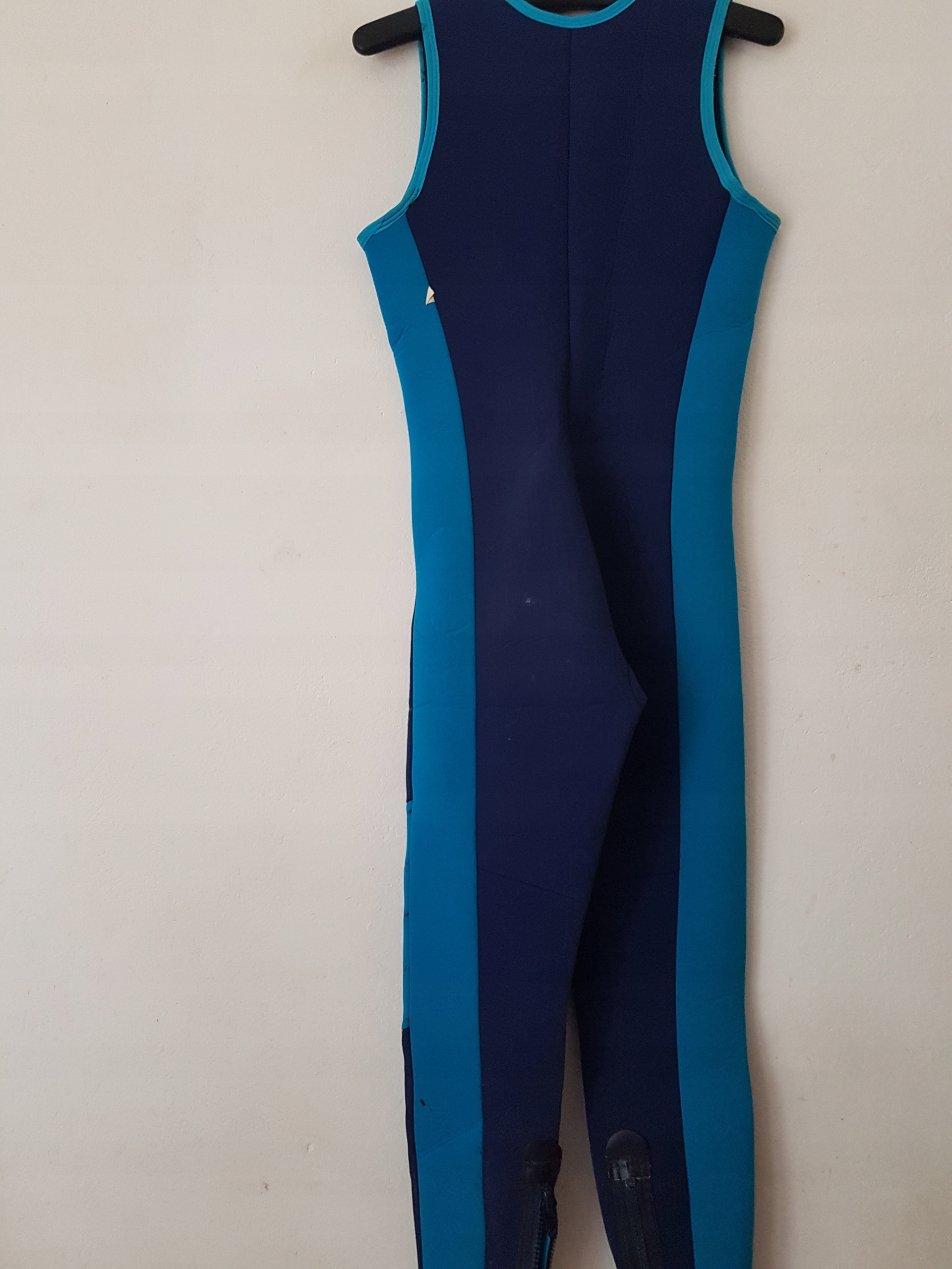 TIKI WETSUITS PIANKA NEOPRENOWA ROZ.M Model ENGLAND