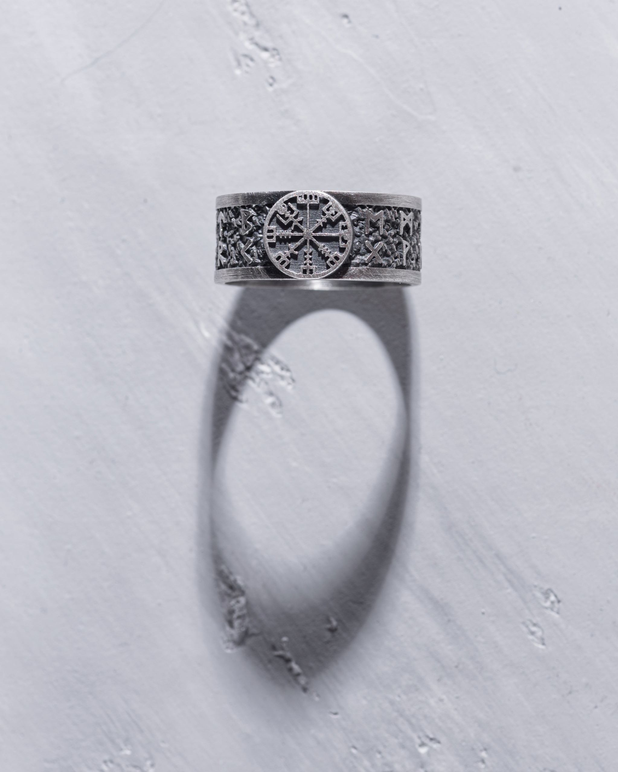 Srebrny pierścień VEGVISIR WITH RUNES 19.5 Cechy brak