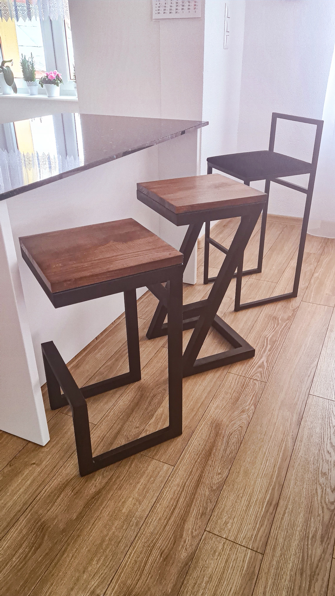 LOFTOWY HOKER TAPICEROWANY CZARNY Marka Aspro Meble