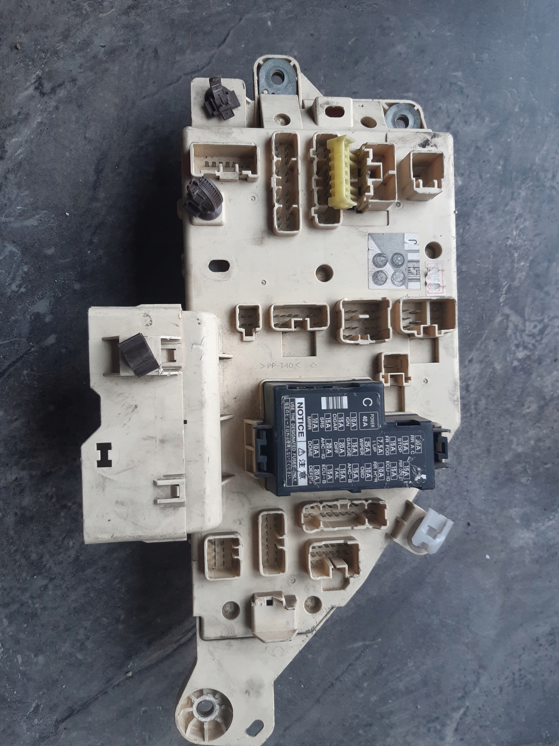 LAND CRUISER 100 Puszka SKRZYNKA BEZPIECZNIKÓW