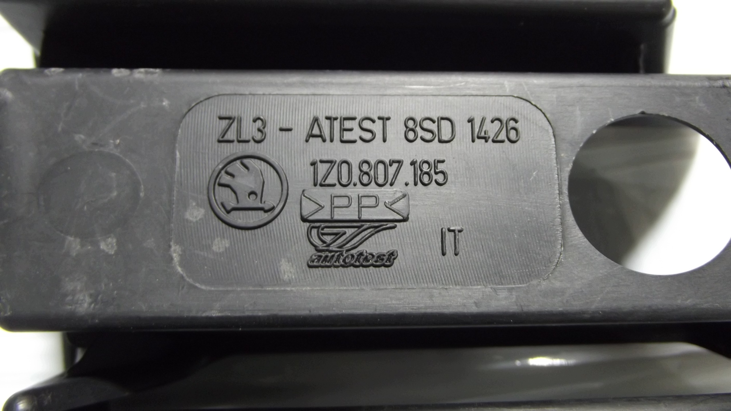 Skoda Octavia II grid of a bumper left front 1Z0807185